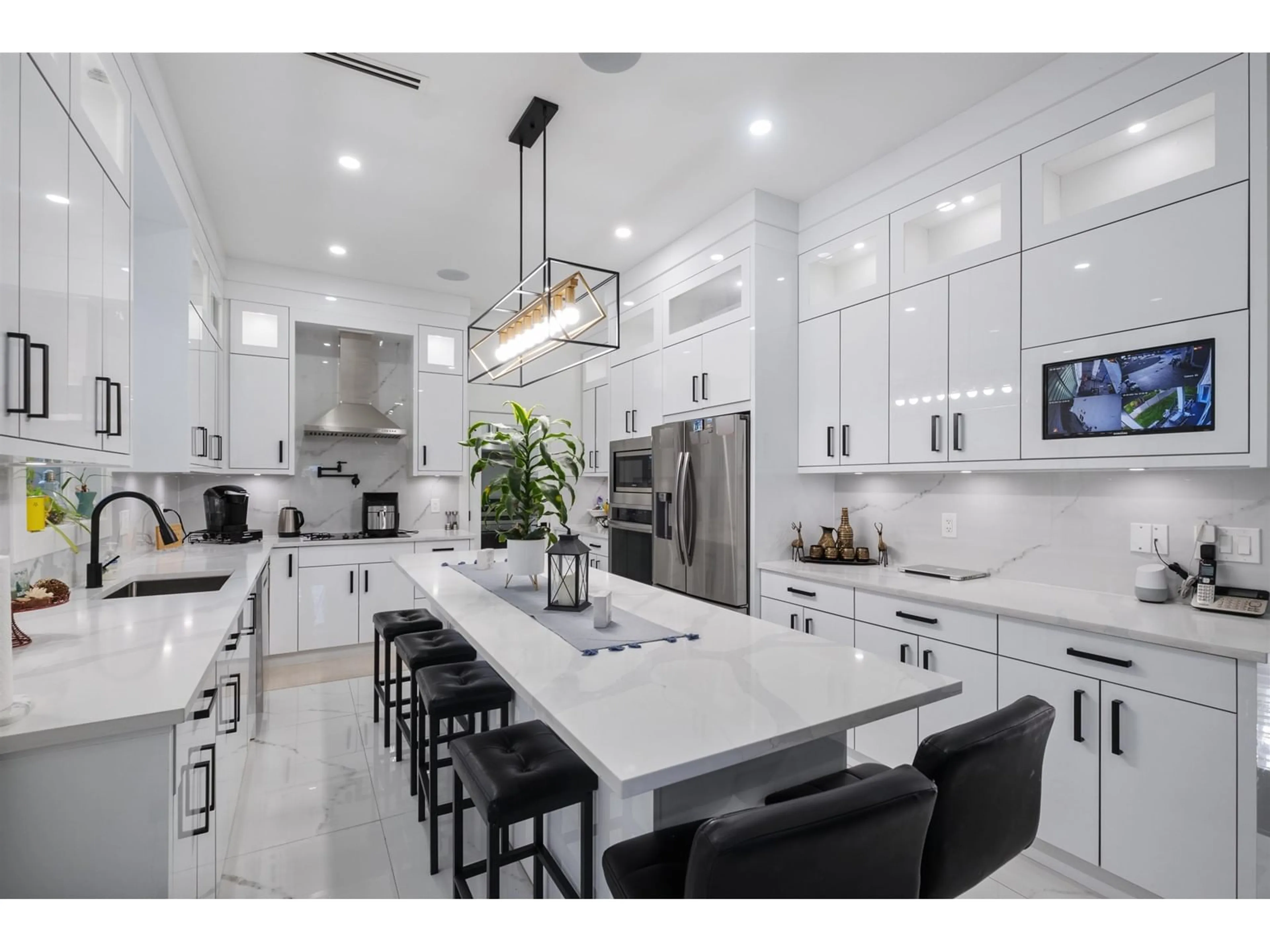 Contemporary kitchen, ceramic/tile floor for 6342 150A, Surrey British Columbia V3S3H8