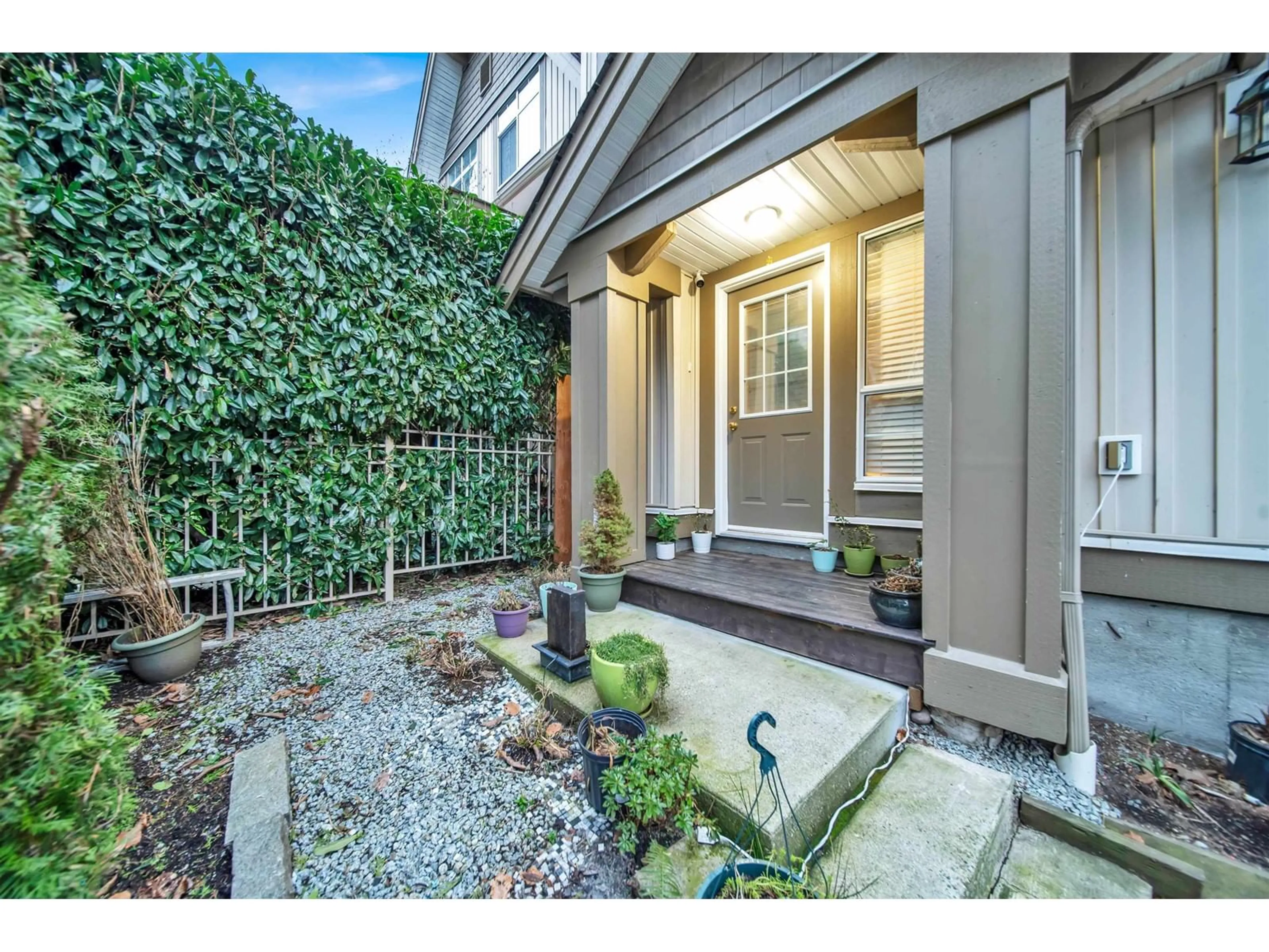 Indoor entryway for 12 - 12738 66, Surrey British Columbia V3W1P3