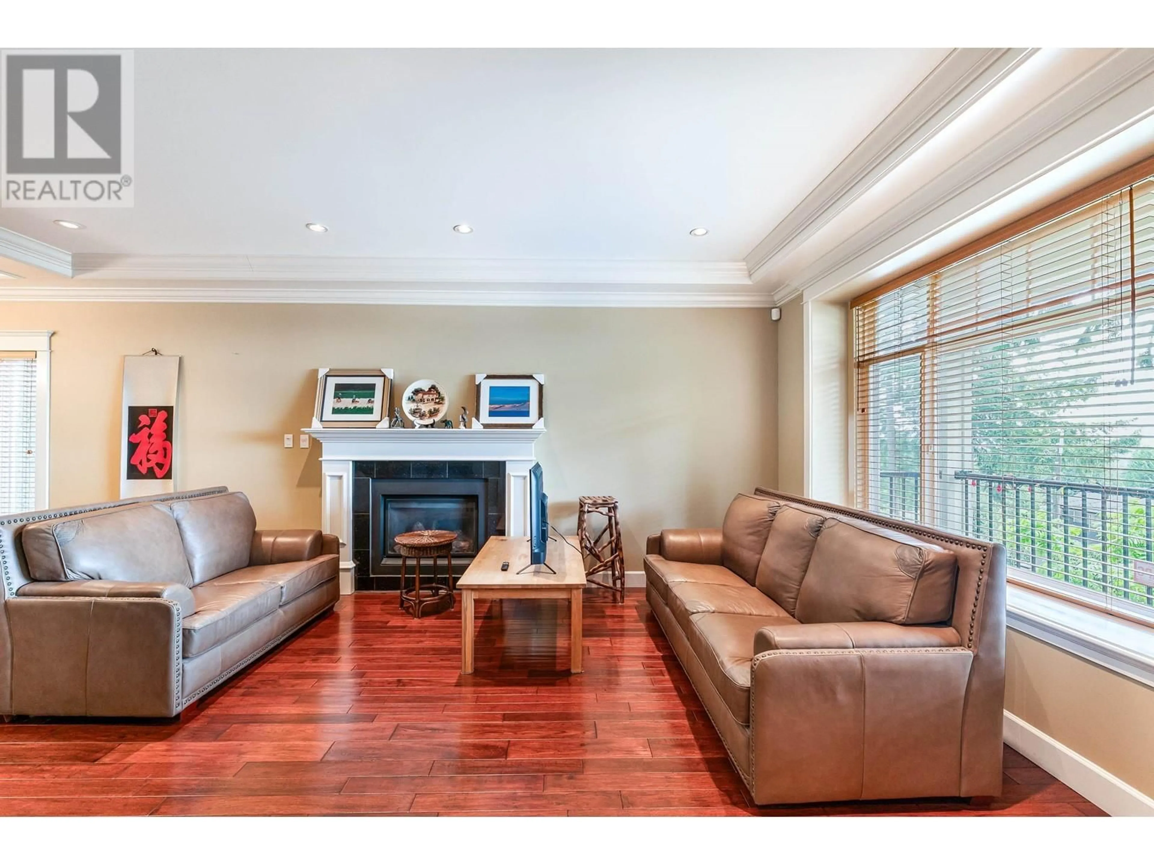 Living room with furniture, wood/laminate floor for 1270 MILL STREET, North Vancouver British Columbia V7K1V2
