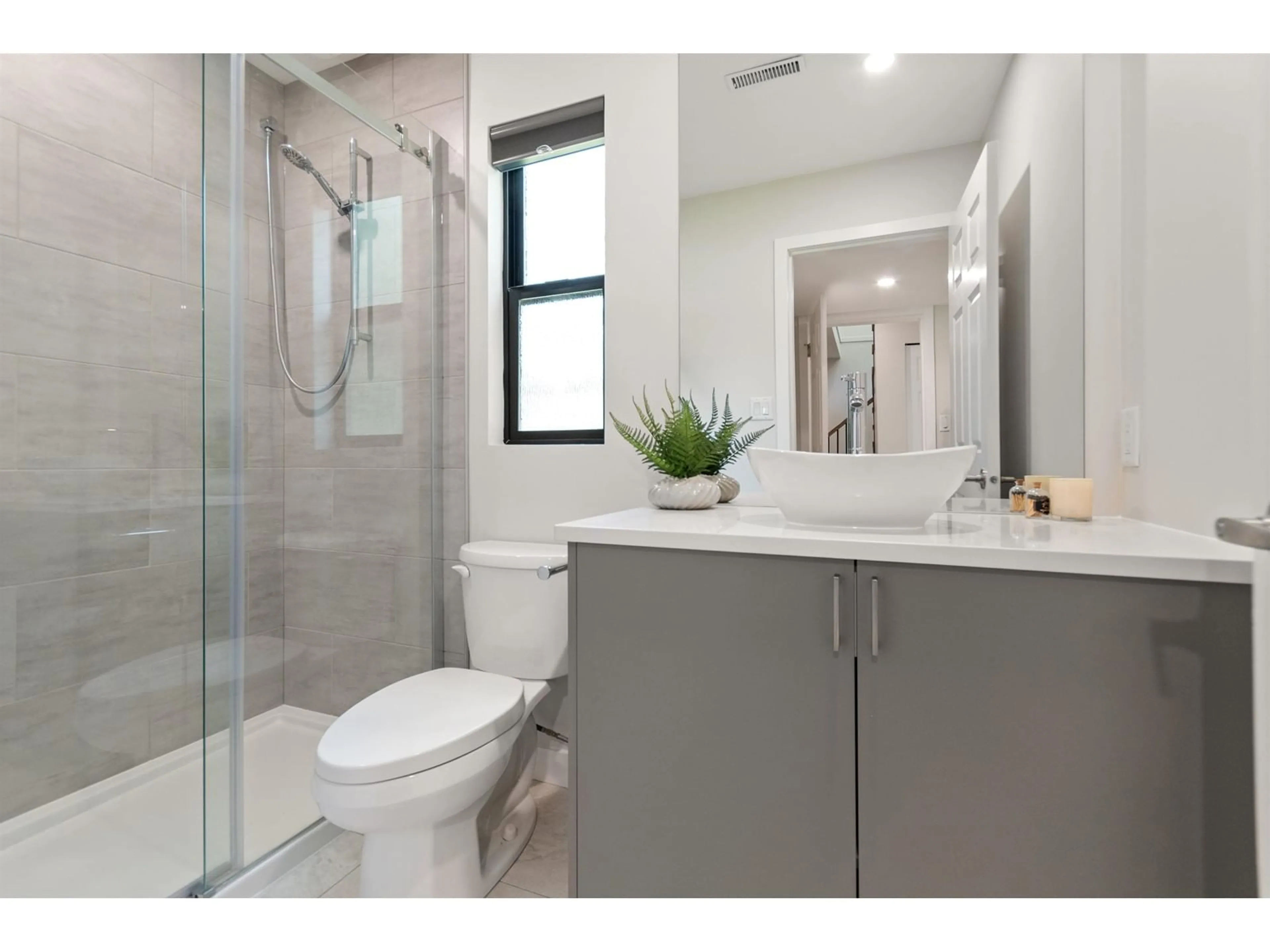 Standard bathroom, ceramic/tile floor for 775 OLSON AVENUE, Hope British Columbia V0X1L0