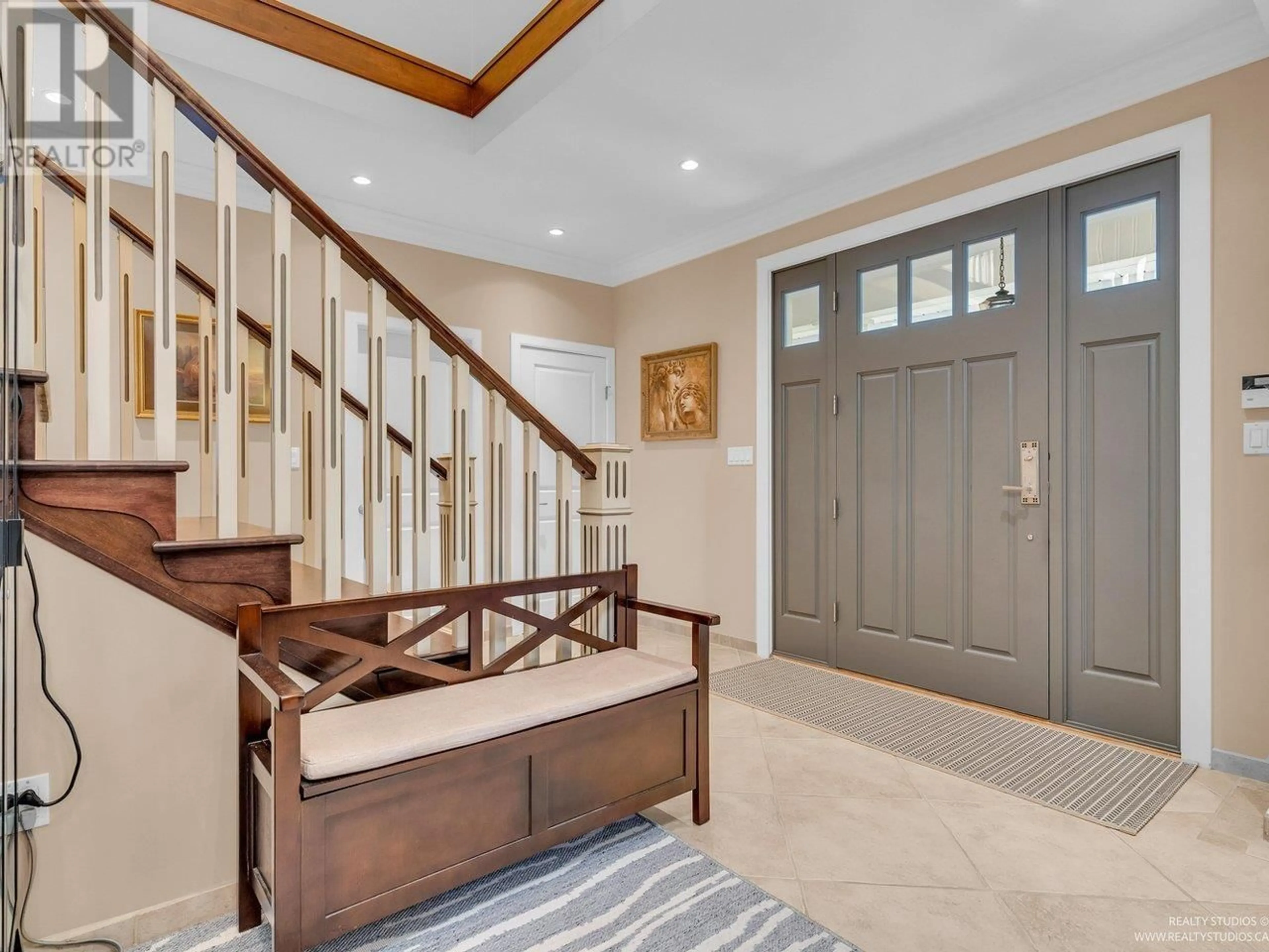 Indoor entryway for 7227 BARNET ROAD, Burnaby British Columbia V5A1E3