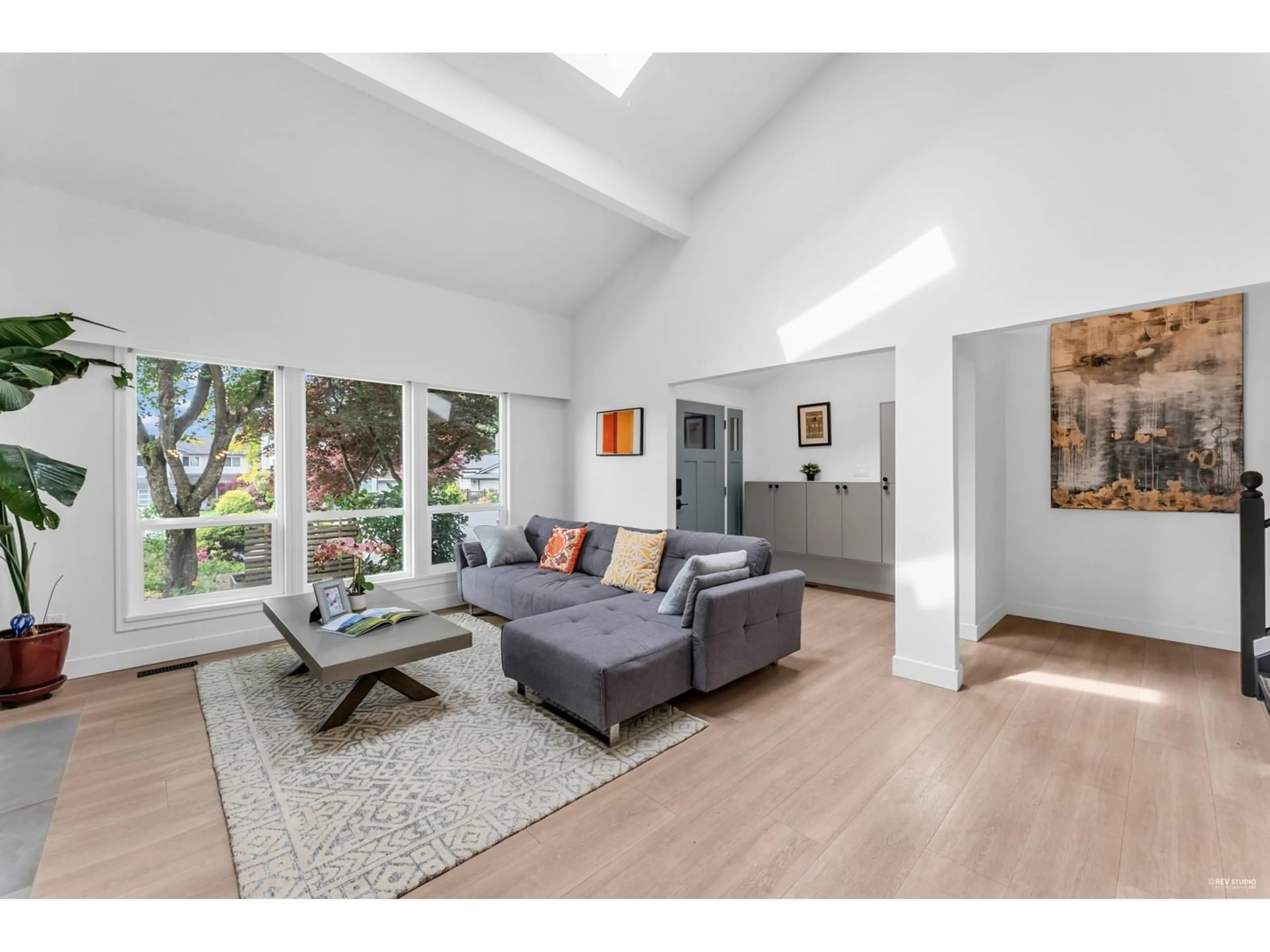 Living room with furniture, wood/laminate floor for 11881 REDWOOD, Delta British Columbia V4E3B1