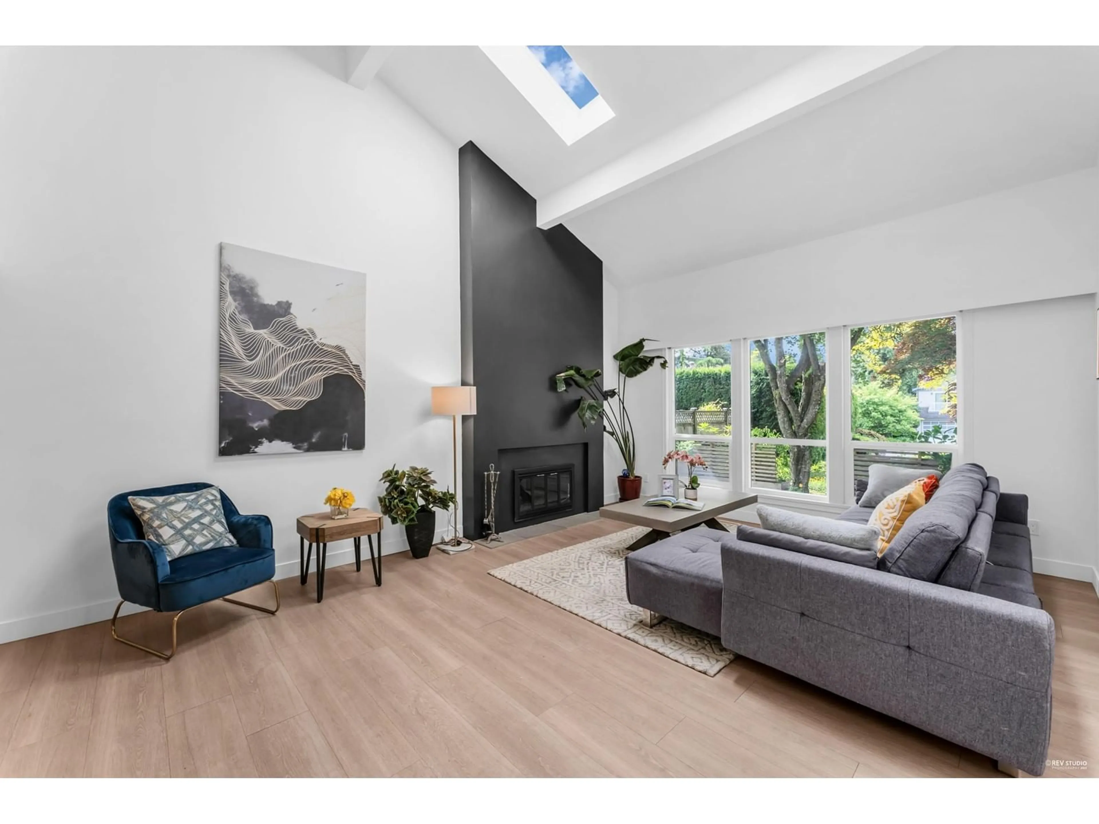 Living room with furniture, wood/laminate floor for 11881 REDWOOD, Delta British Columbia V4E3B1