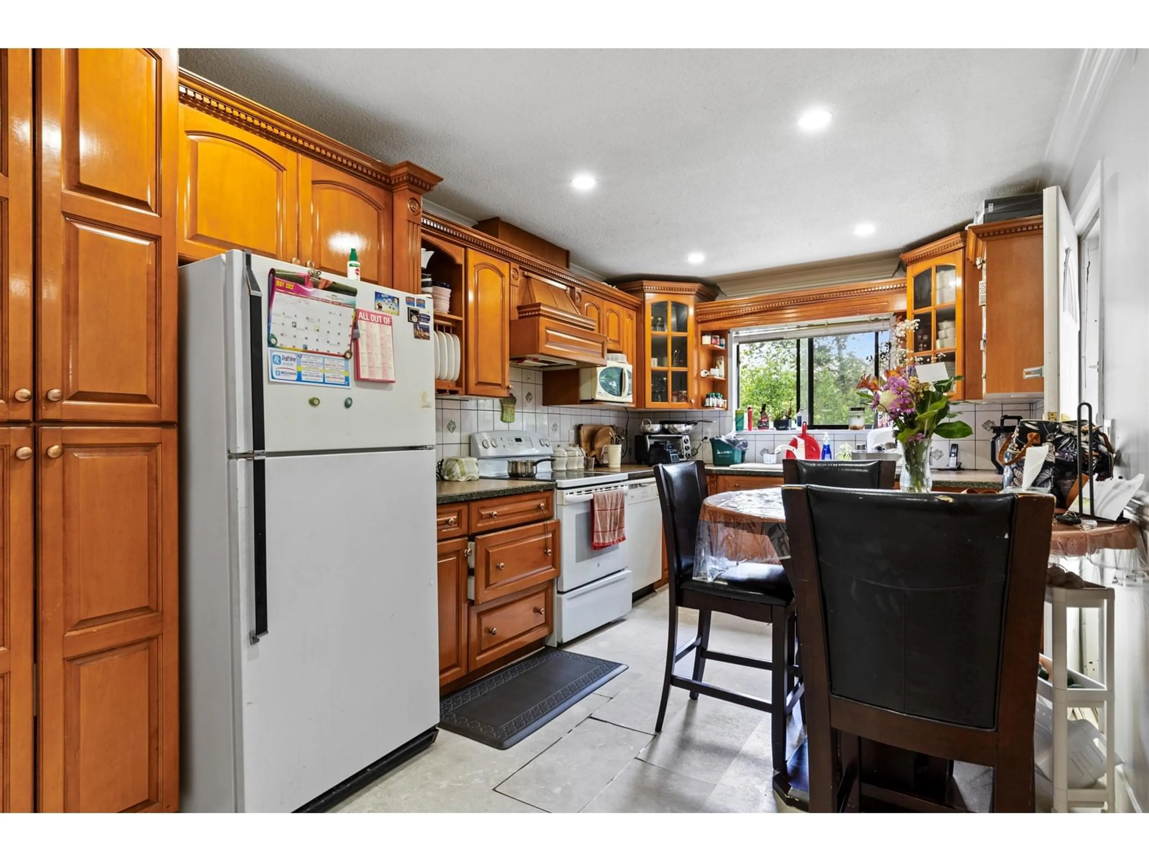 Standard kitchen, unknown for 8864 URSUS, Surrey British Columbia V3V6L4