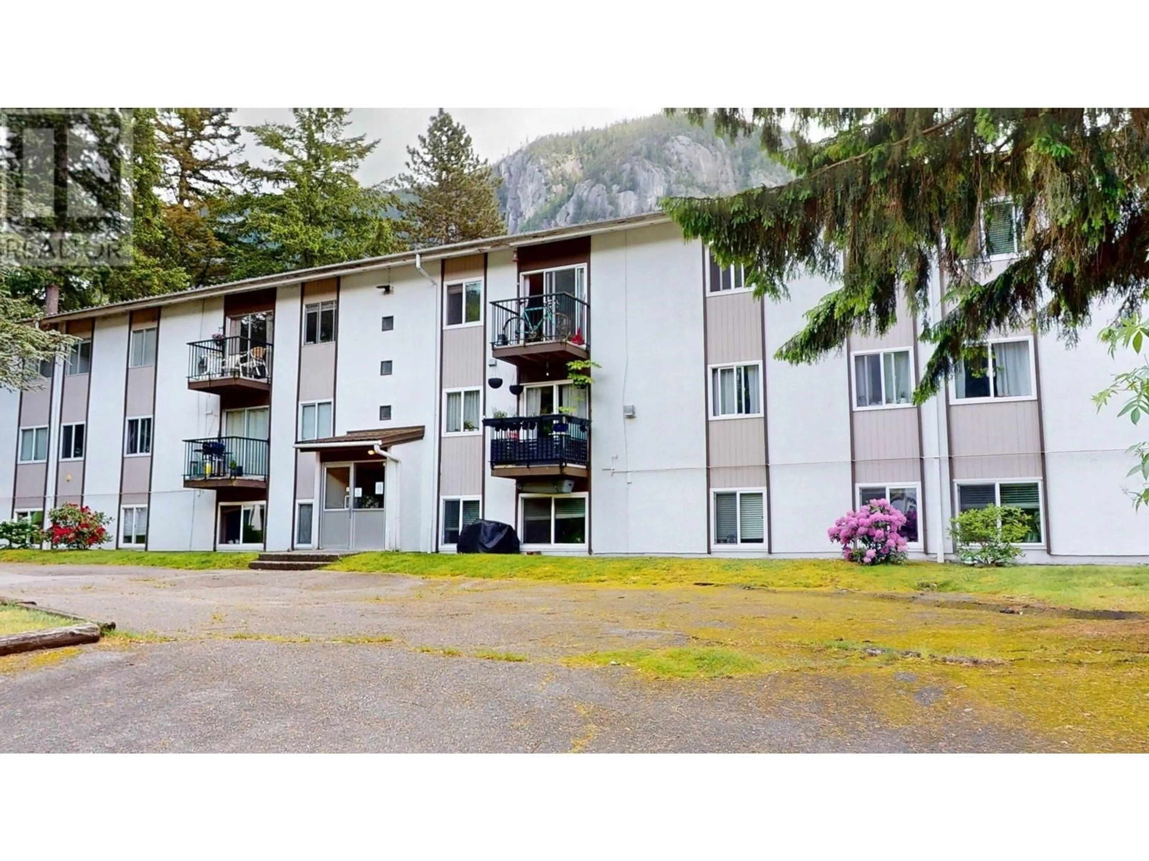 A pic from outside/outdoor area/front of a property/back of a property/a pic from drone, mountain view for 47 - 38177 WESTWAY AVENUE, Squamish British Columbia V8B0A6