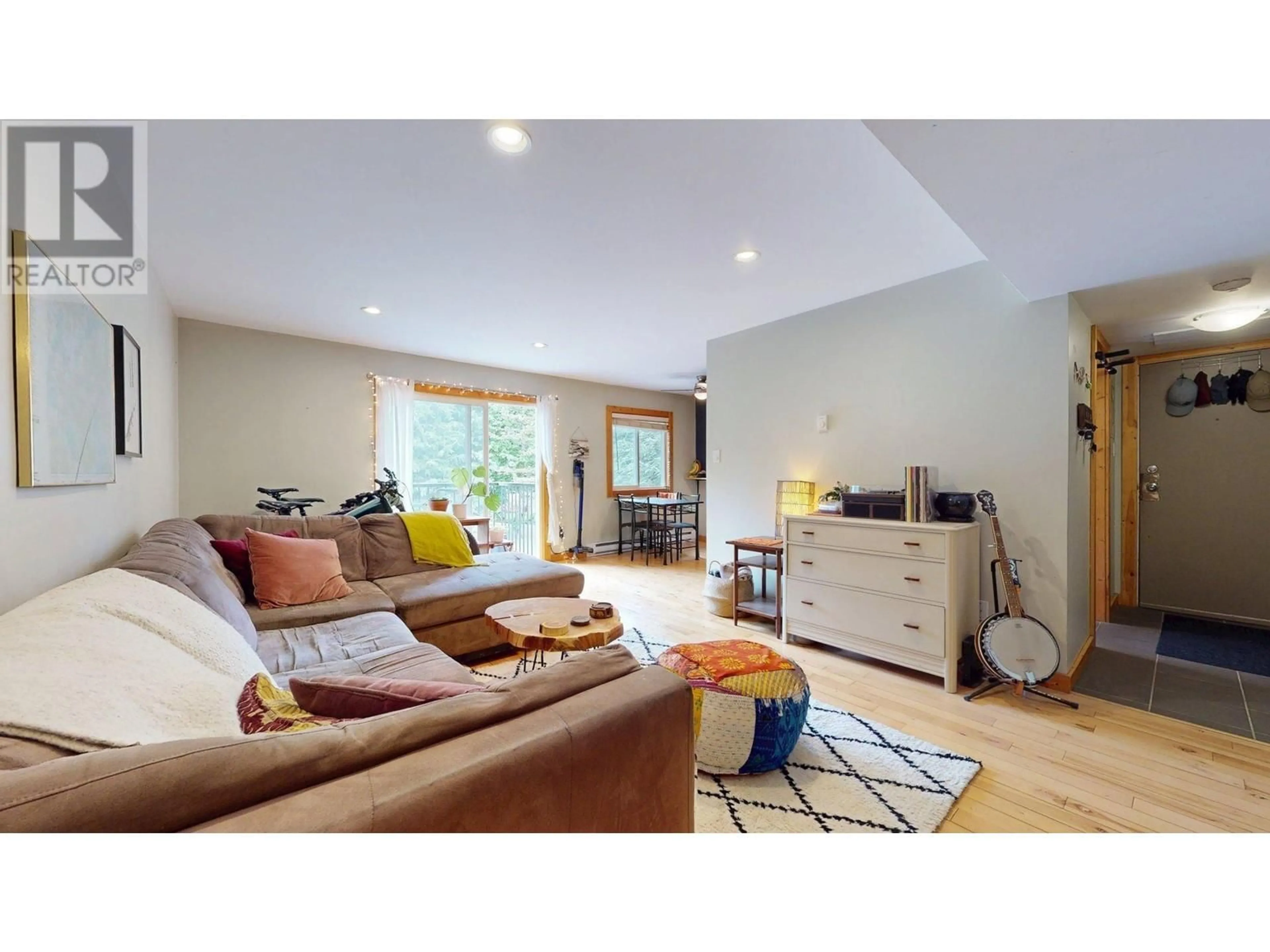 Living room with furniture, wood/laminate floor for 47 - 38177 WESTWAY AVENUE, Squamish British Columbia V8B0A6