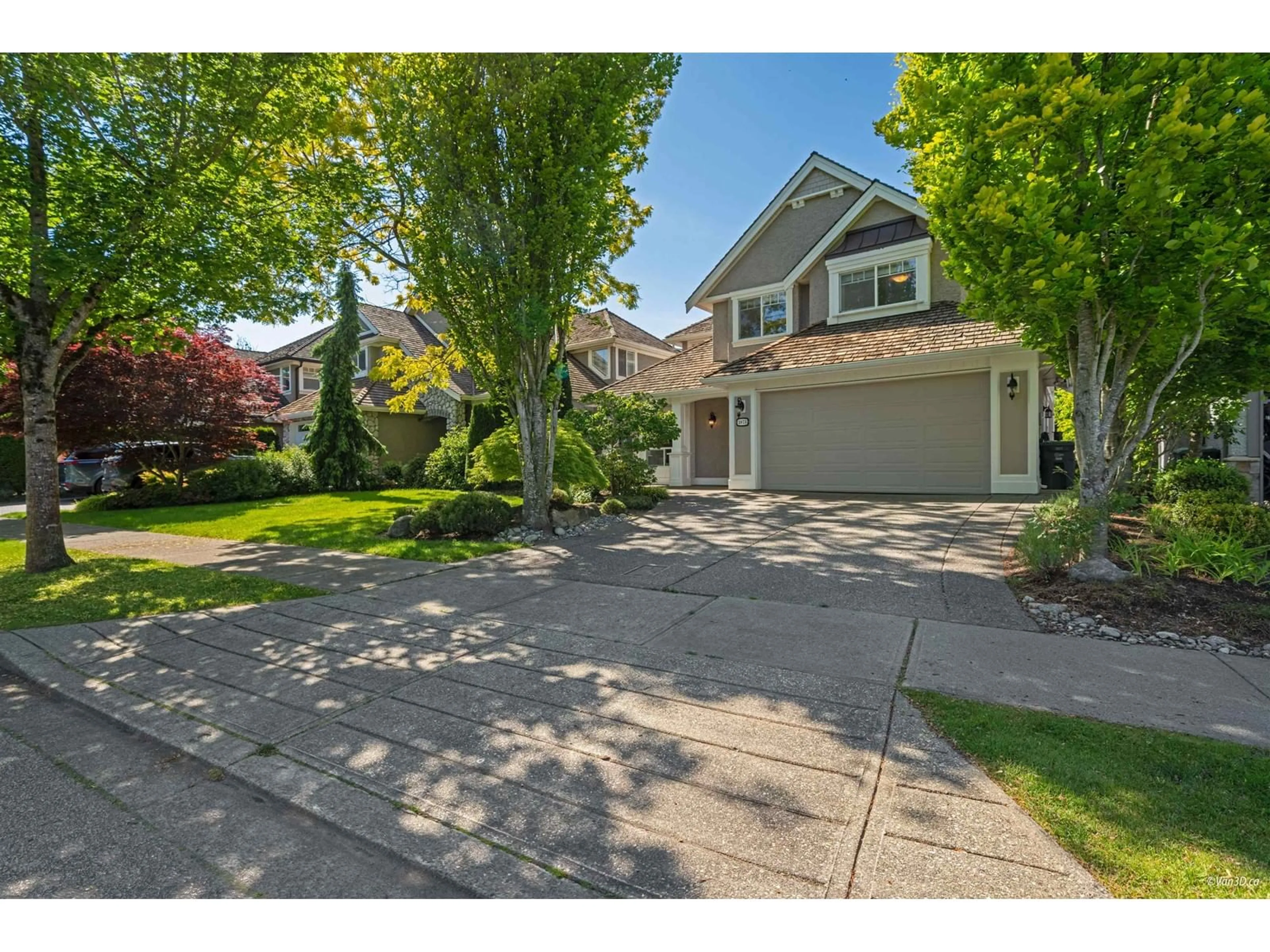 A pic from outside/outdoor area/front of a property/back of a property/a pic from drone, street for 3873 154, Surrey British Columbia V3Z0V3