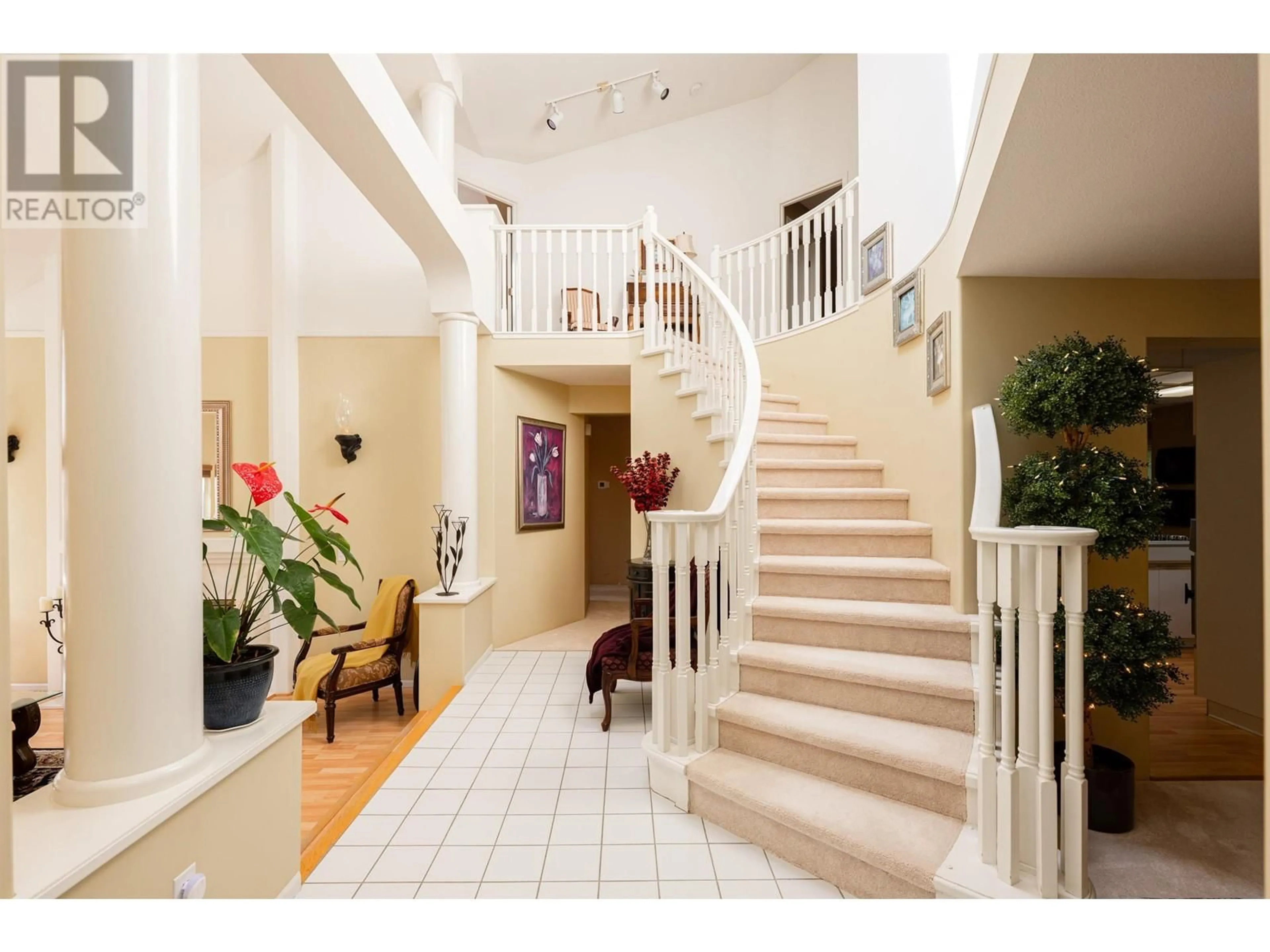 Indoor foyer for 2905 CLIFFROSE CRESCENT, Coquitlam British Columbia V3E2S9
