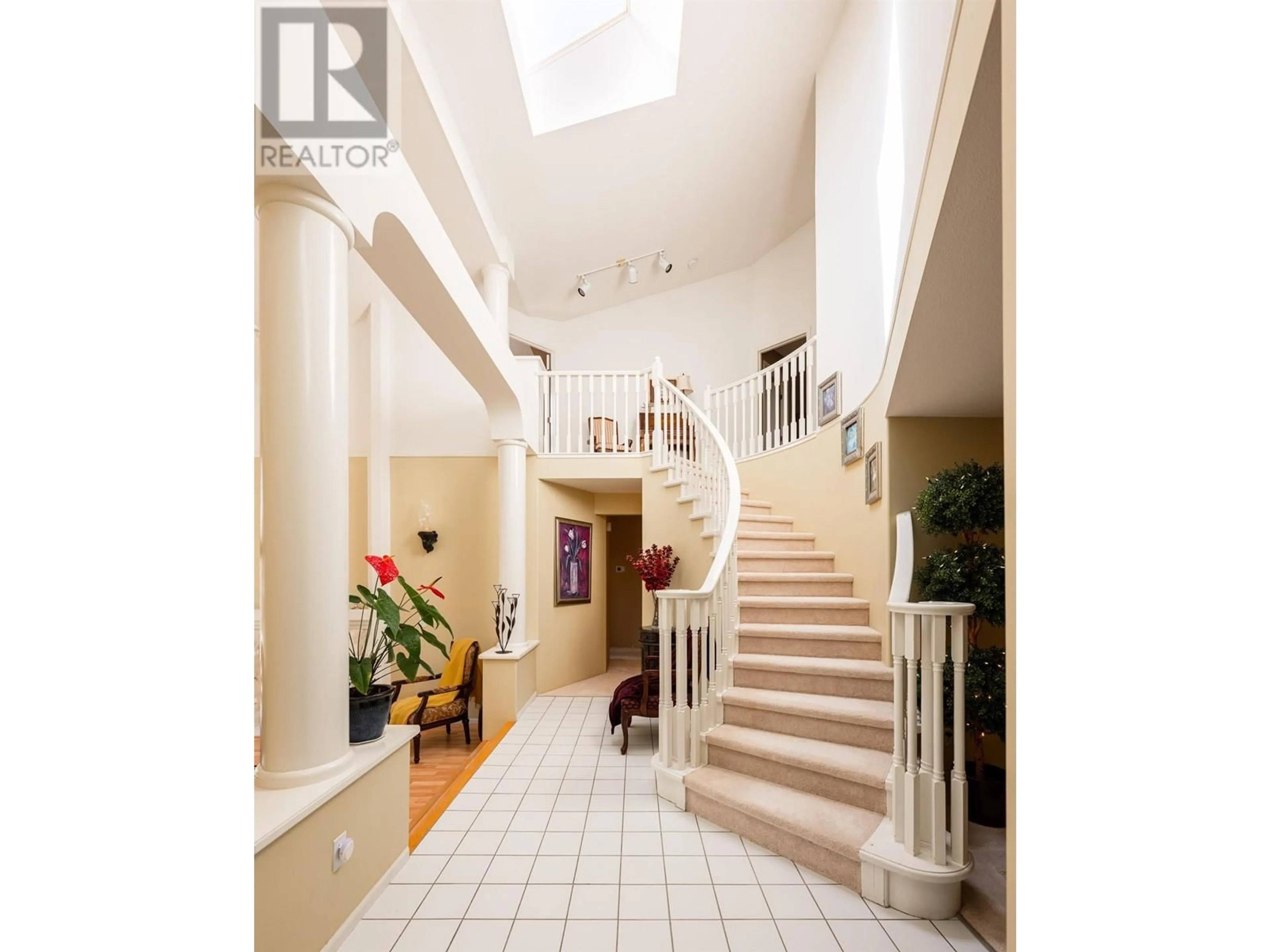 Indoor foyer for 2905 CLIFFROSE CRESCENT, Coquitlam British Columbia V3E2S9