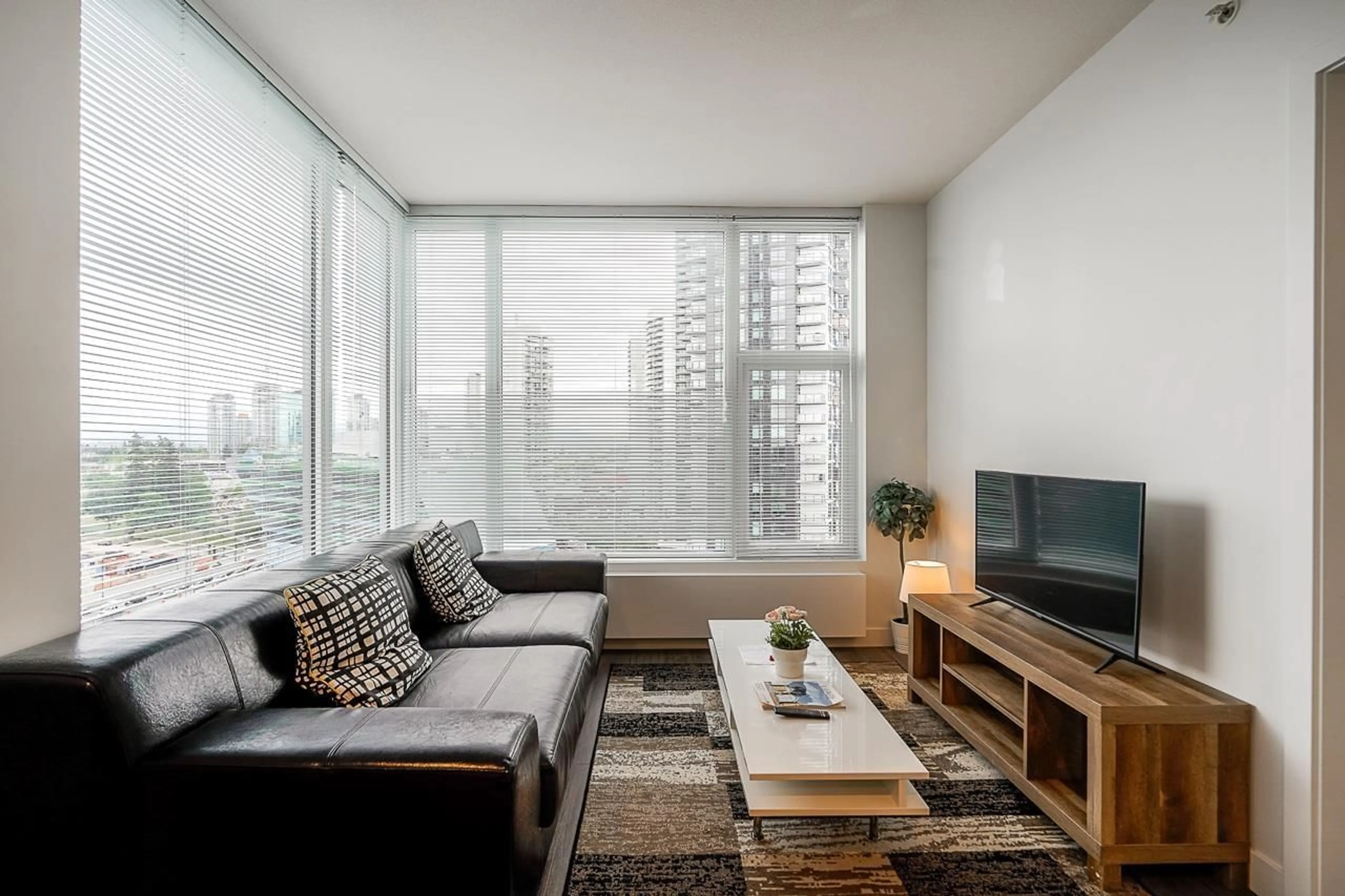 Living room with furniture, unknown for 1404 - 13655 FRASER, Surrey British Columbia V3T0P8