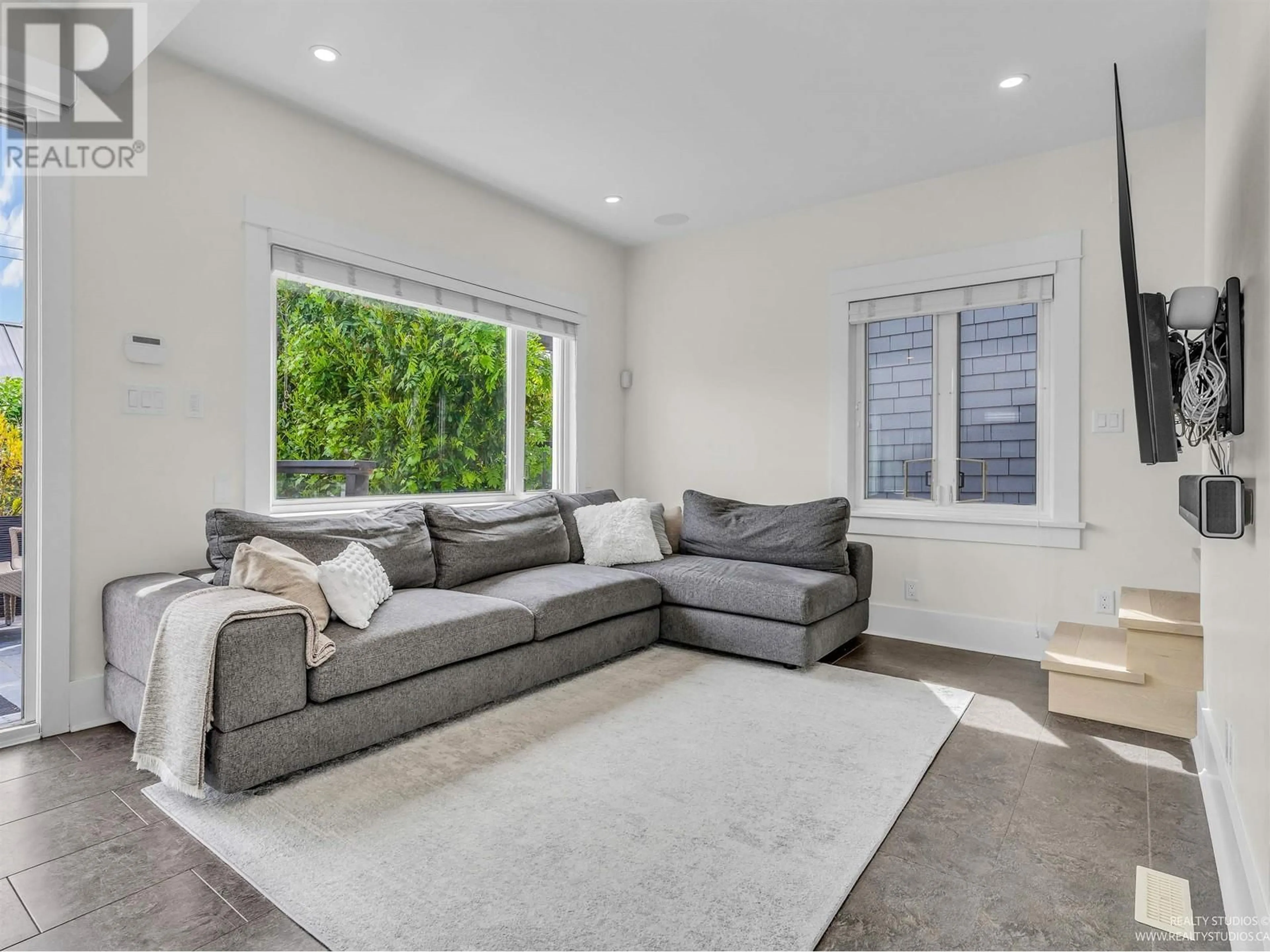 Living room with furniture, unknown for 946 20TH AVENUE, Vancouver British Columbia V5Z1Y5