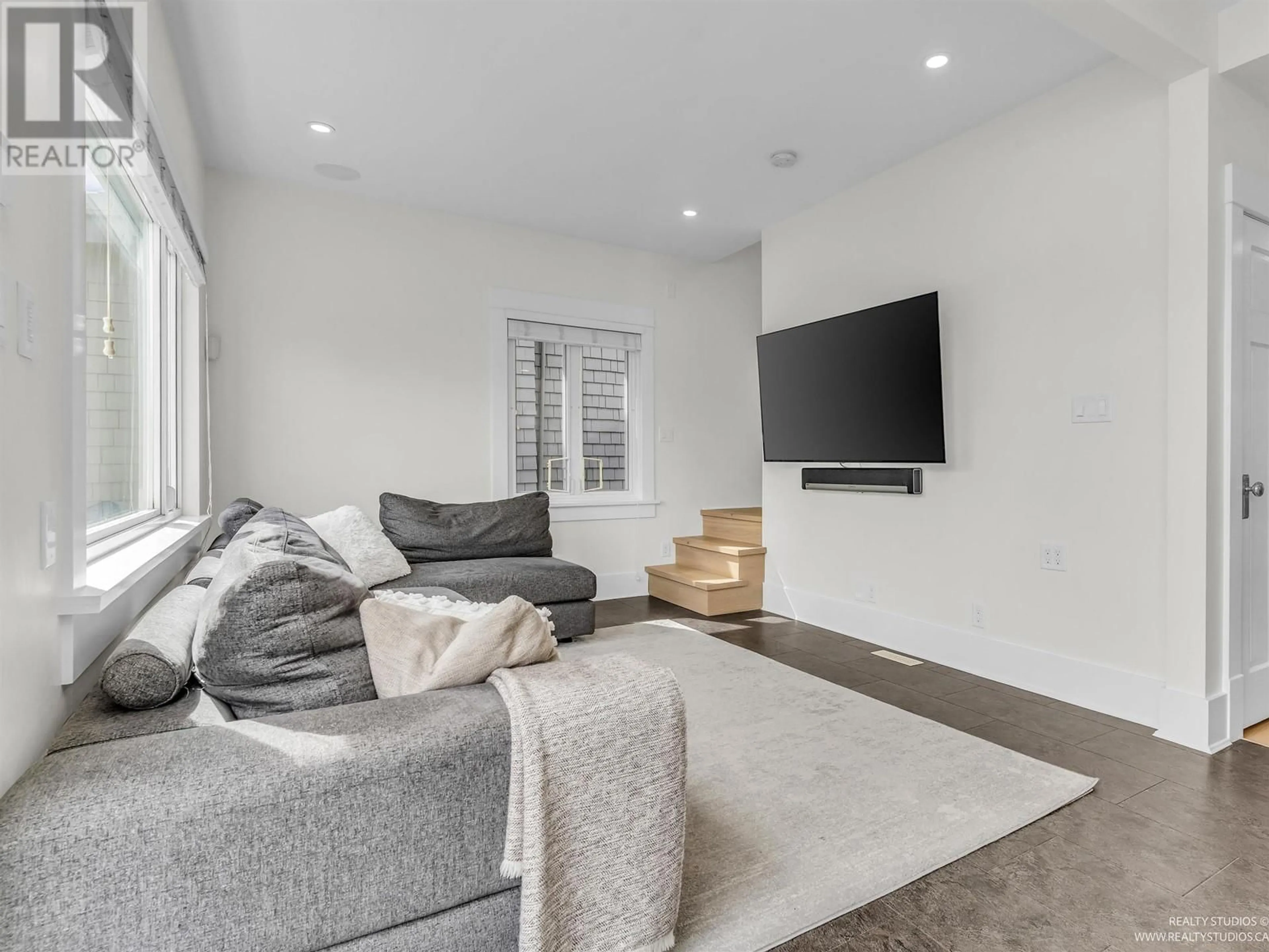 Living room with furniture, unknown for 946 20TH AVENUE, Vancouver British Columbia V5Z1Y5