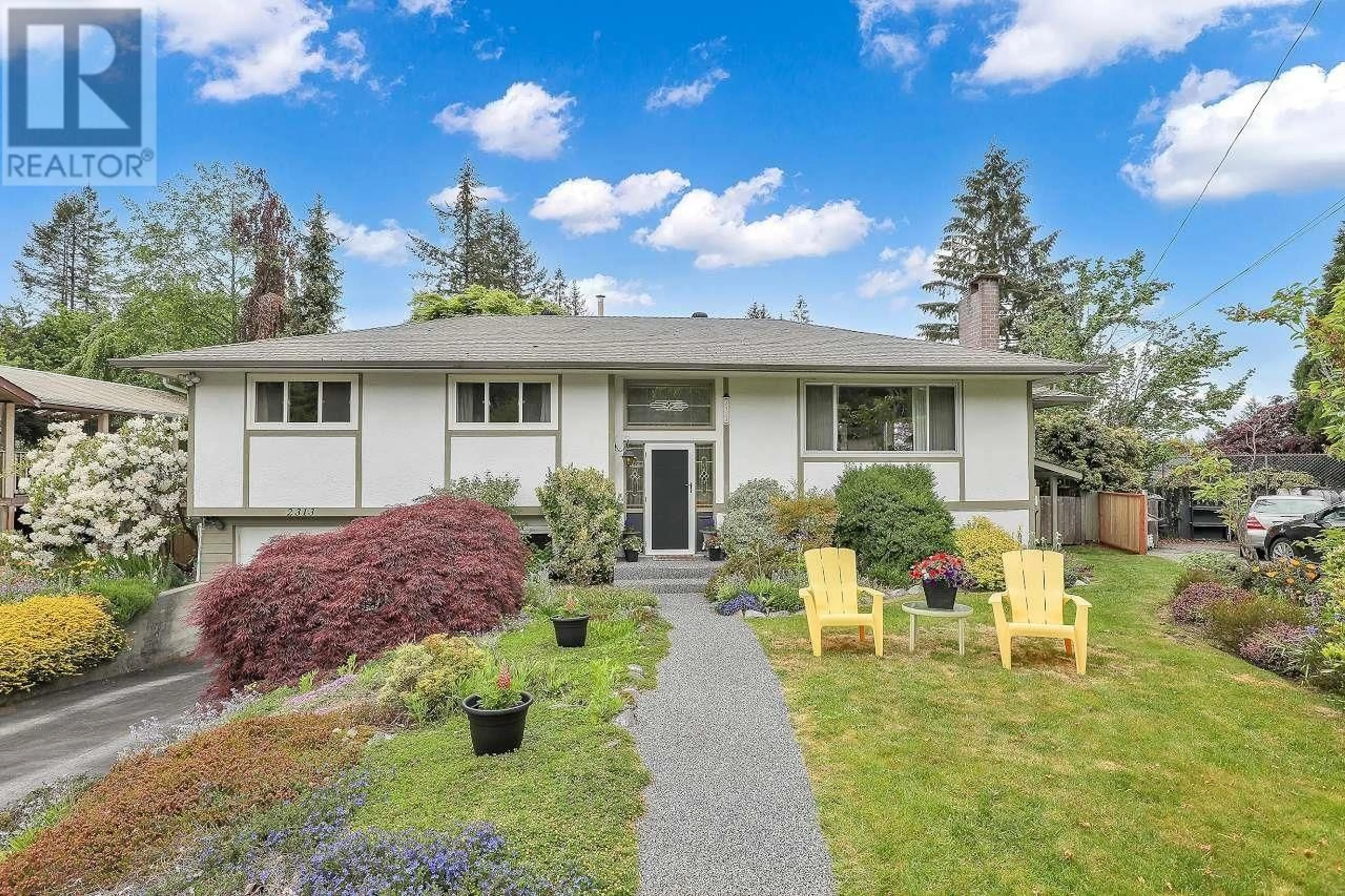 Home with vinyl exterior material, street for 2313 VISTA COURT, Coquitlam British Columbia V3J6W2