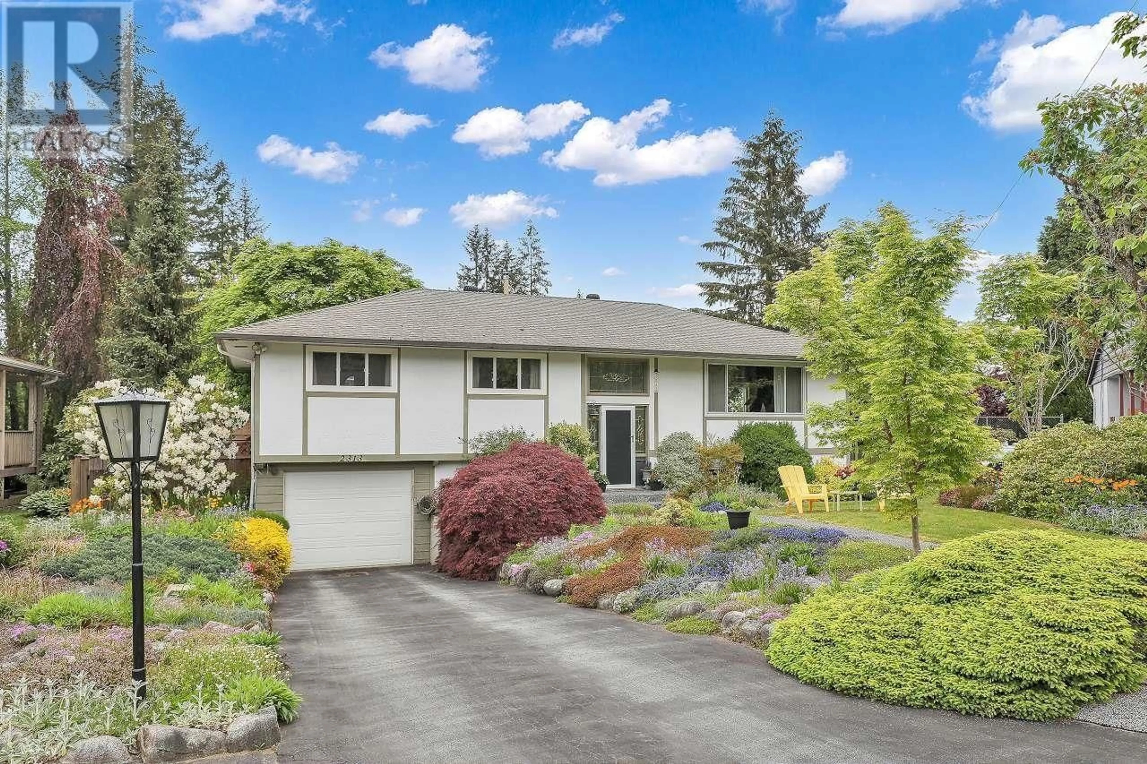 Home with vinyl exterior material, street for 2313 VISTA COURT, Coquitlam British Columbia V3J6W2