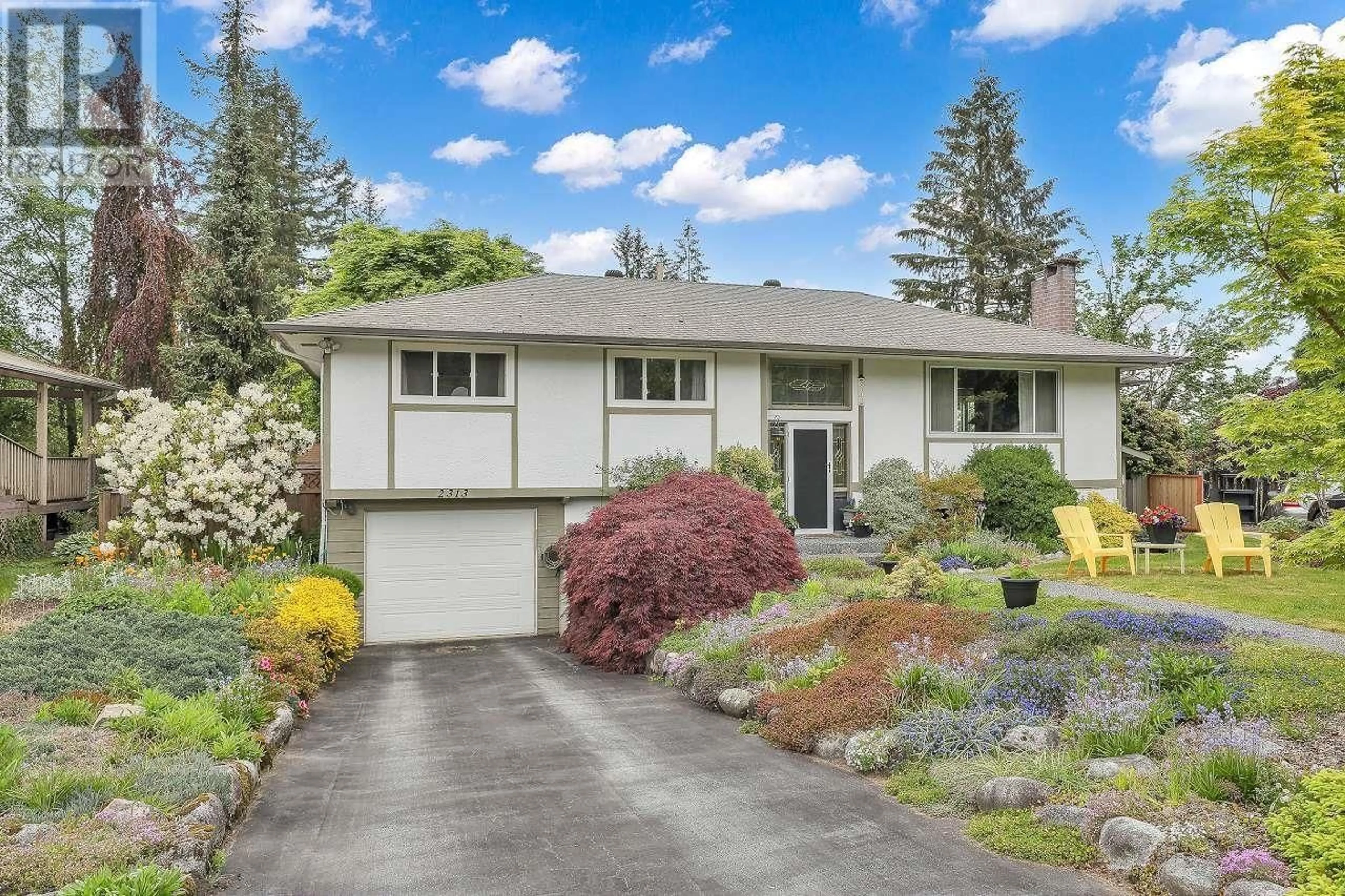 Home with vinyl exterior material, street for 2313 VISTA COURT, Coquitlam British Columbia V3J6W2