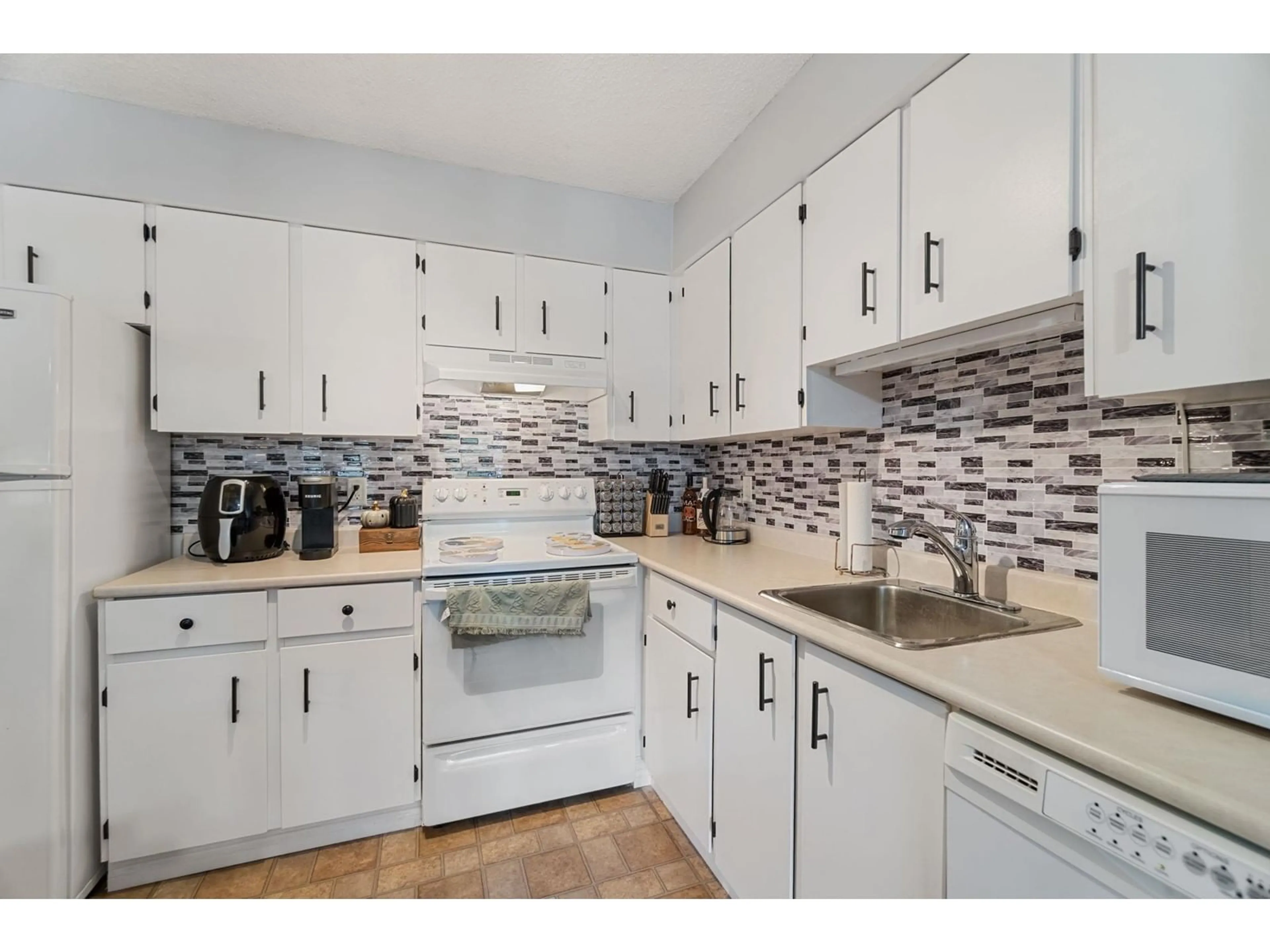 Standard kitchen, unknown for 203 - 15265 ROPER, White Rock British Columbia V4B2E9