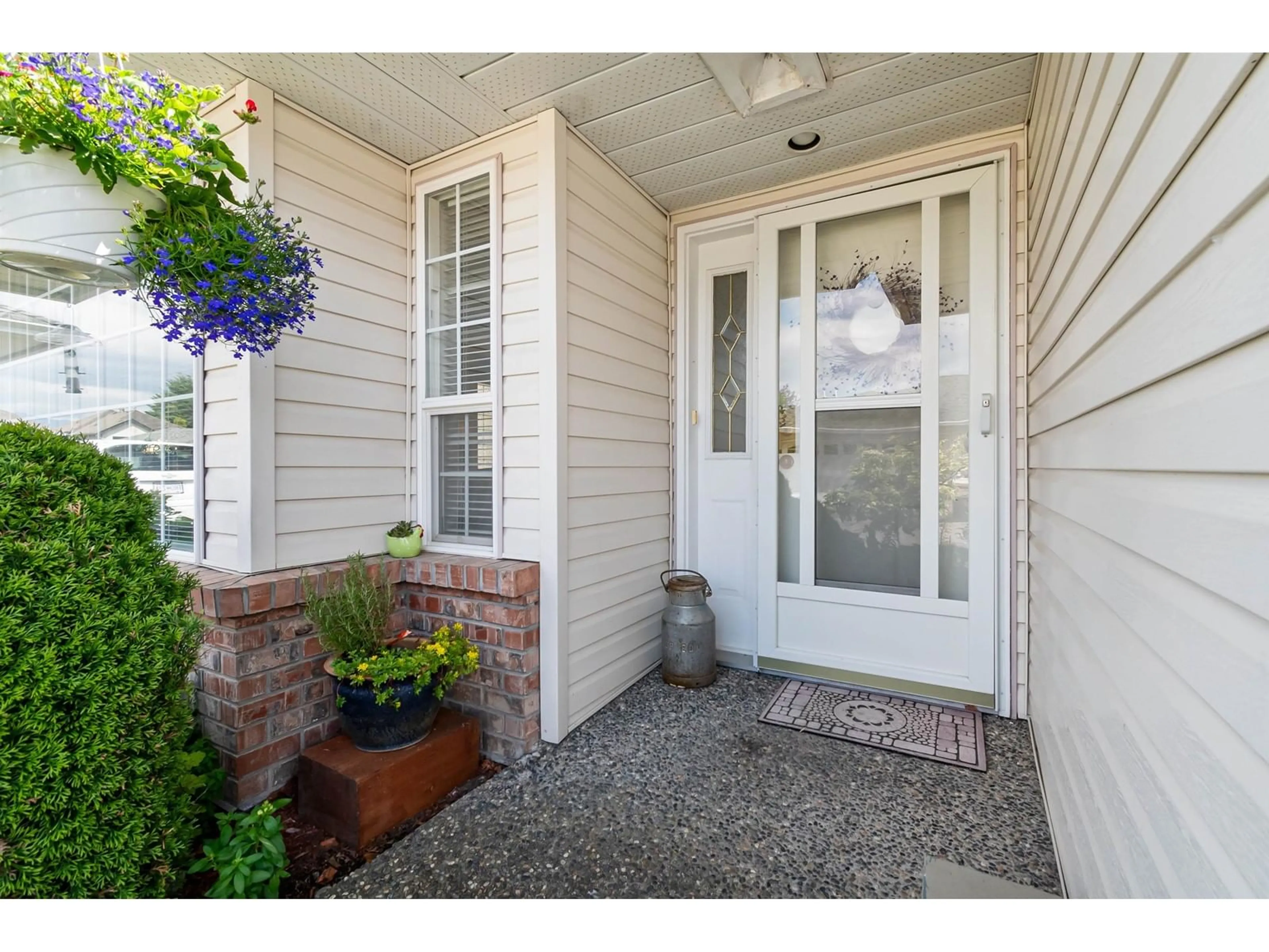 Indoor entryway for 9 - 9420 WOODBINE STREET, Chilliwack British Columbia V2P5S4
