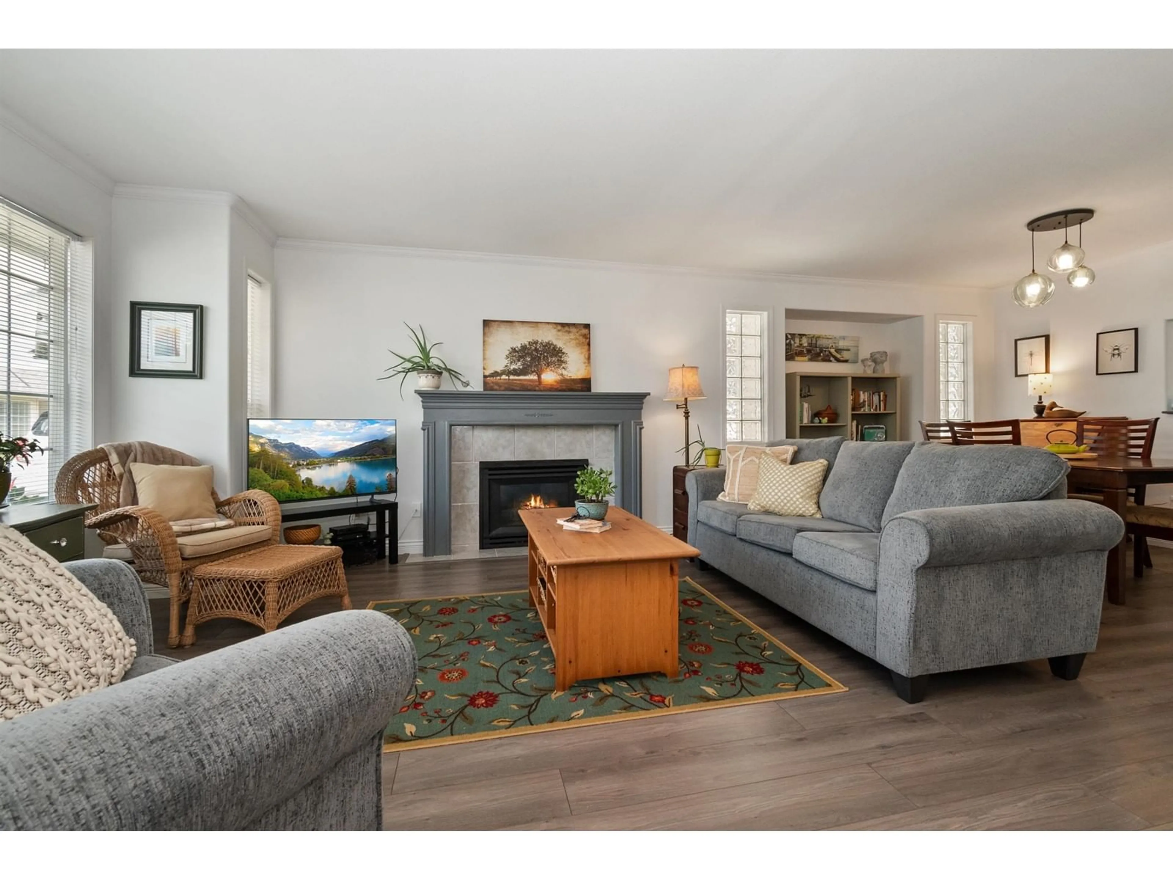 Living room with furniture, wood/laminate floor for 9 - 9420 WOODBINE STREET, Chilliwack British Columbia V2P5S4