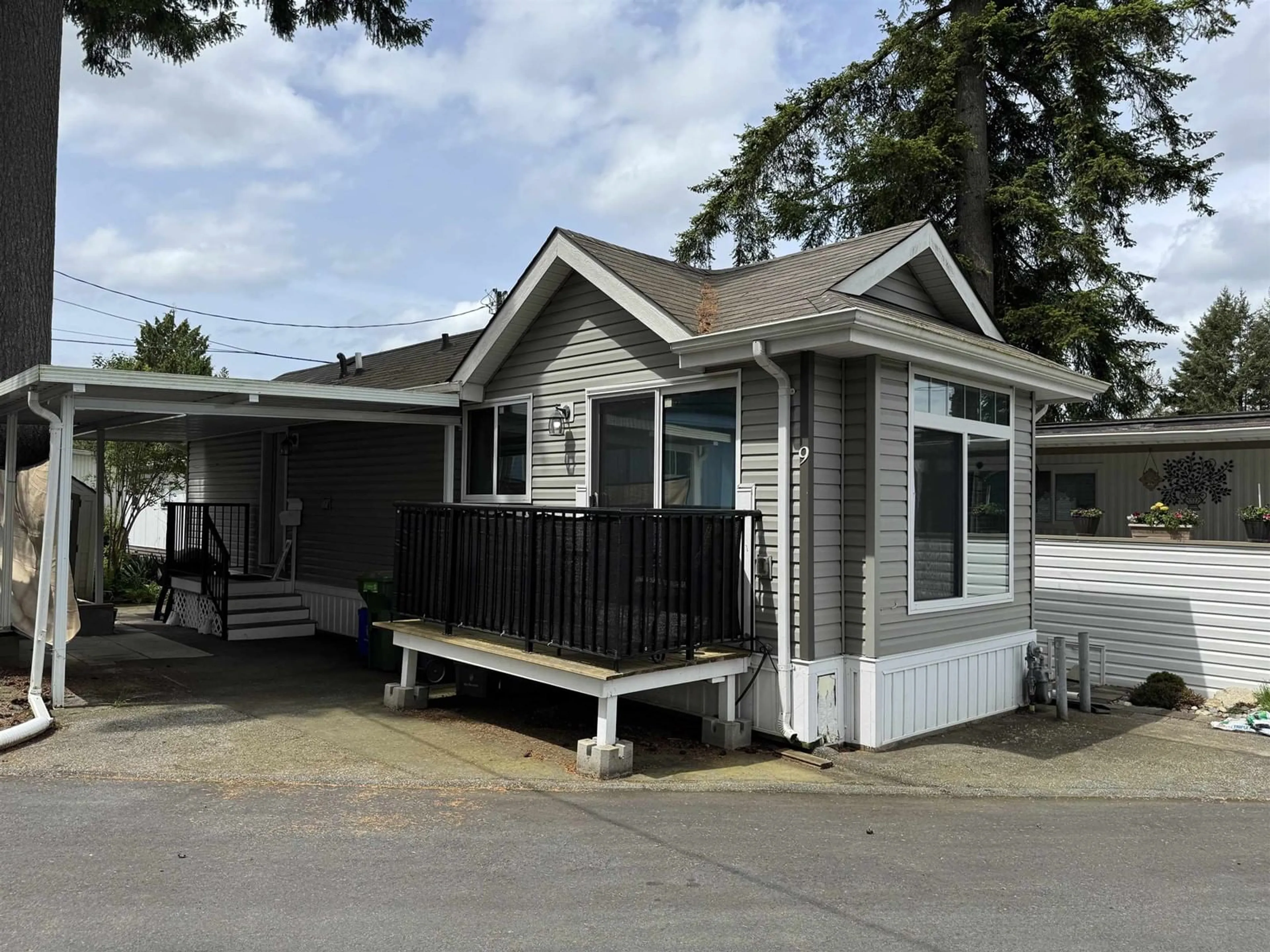 Home with vinyl exterior material, street for 9 - 24330 FRASER, Langley British Columbia V2Z1N2