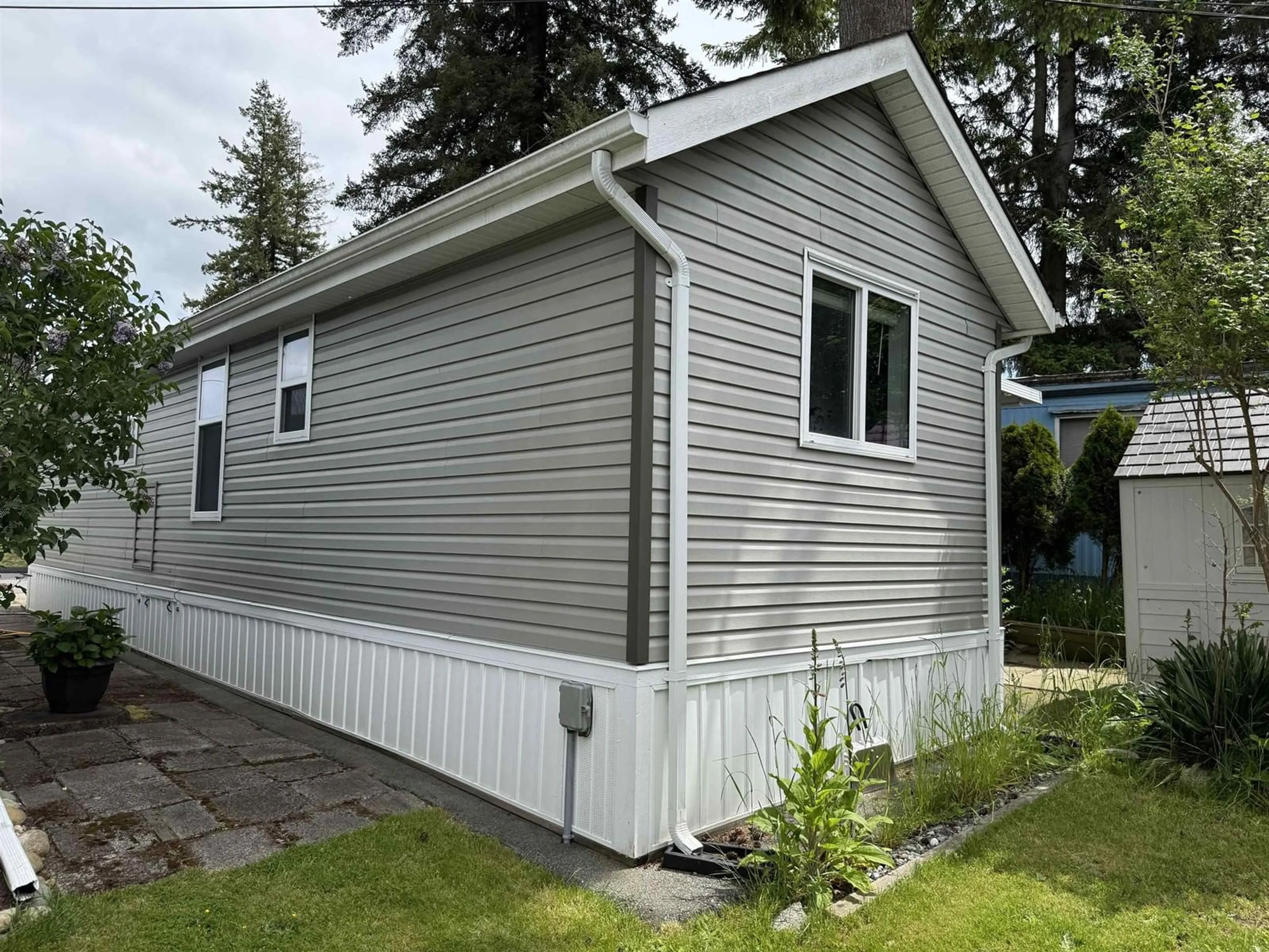 Home with vinyl exterior material, street for 9 - 24330 FRASER, Langley British Columbia V2Z1N2