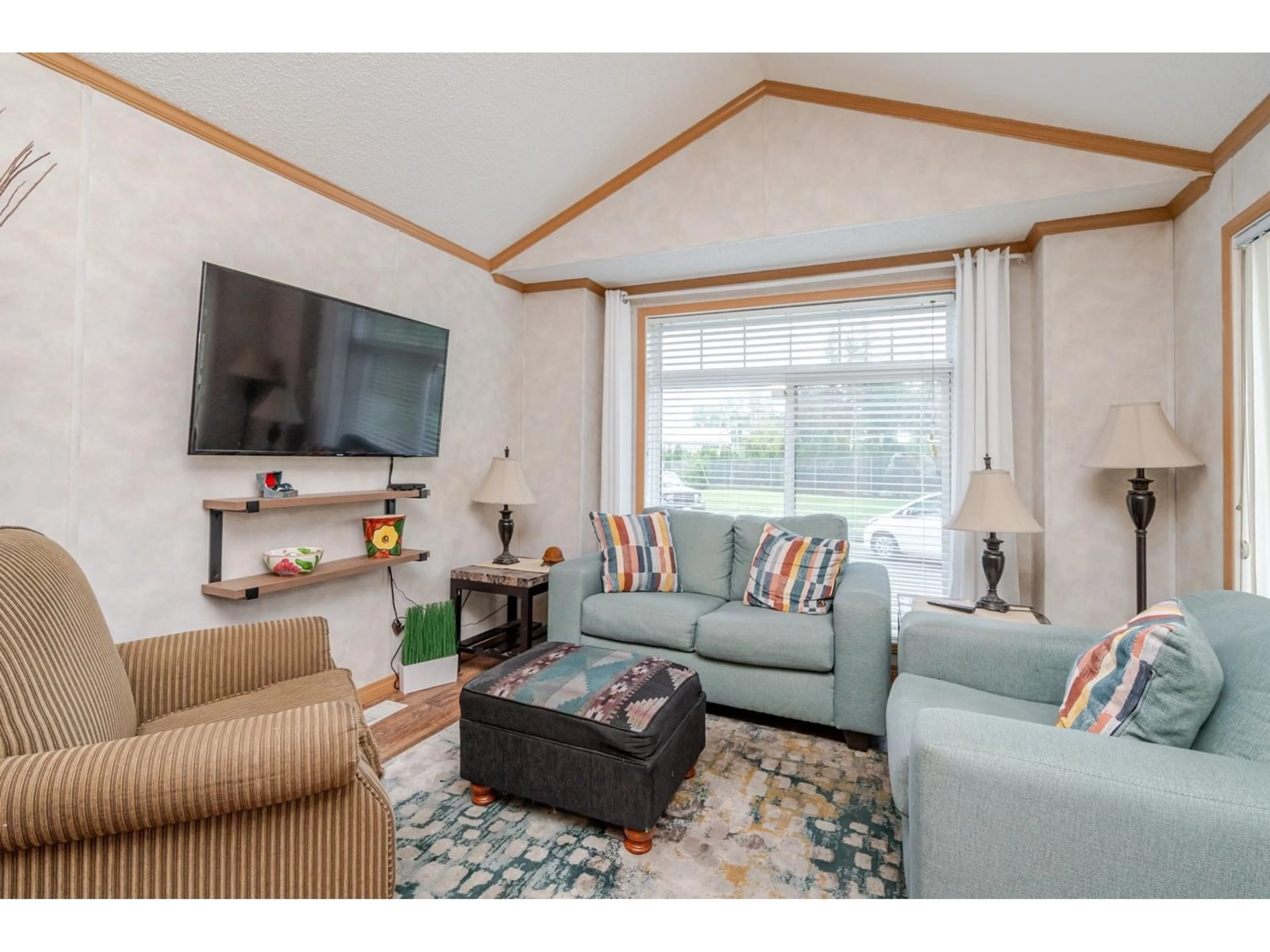 Living room with furniture, wood/laminate floor for 9 - 24330 FRASER, Langley British Columbia V2Z1N2