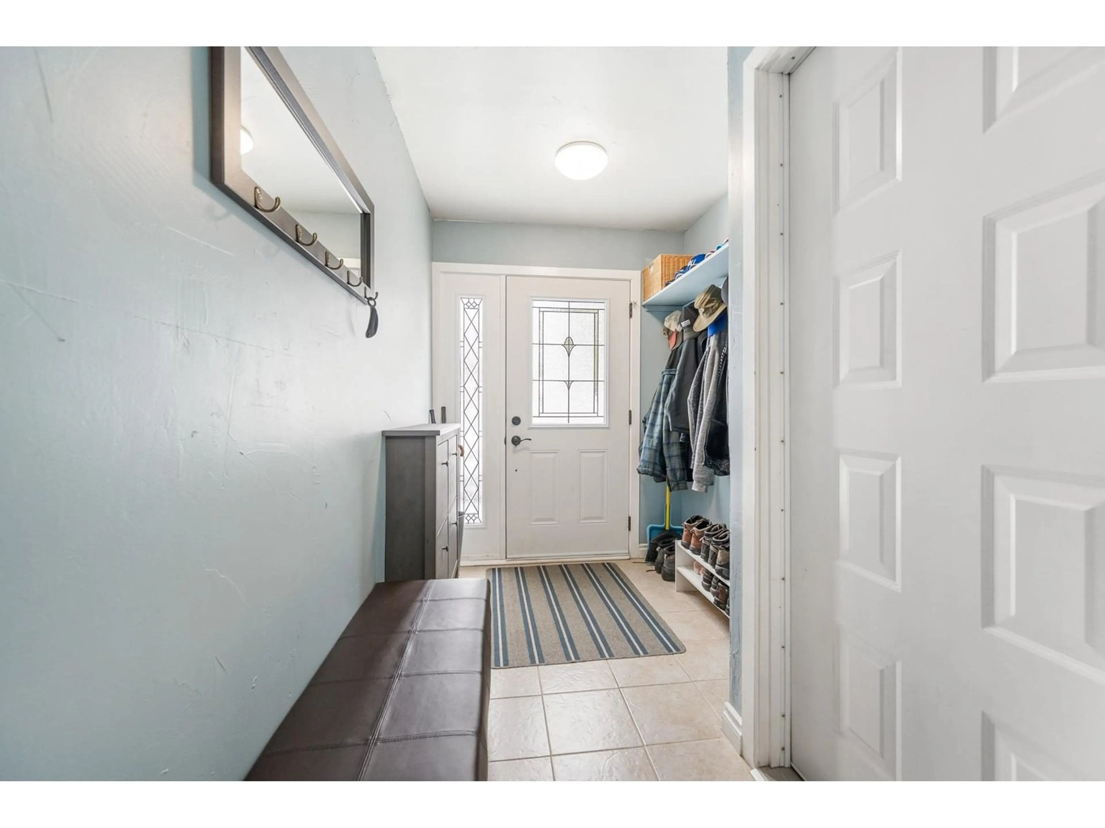 Indoor entryway for 35291 SELKIRK, Abbotsford British Columbia V2S8L1