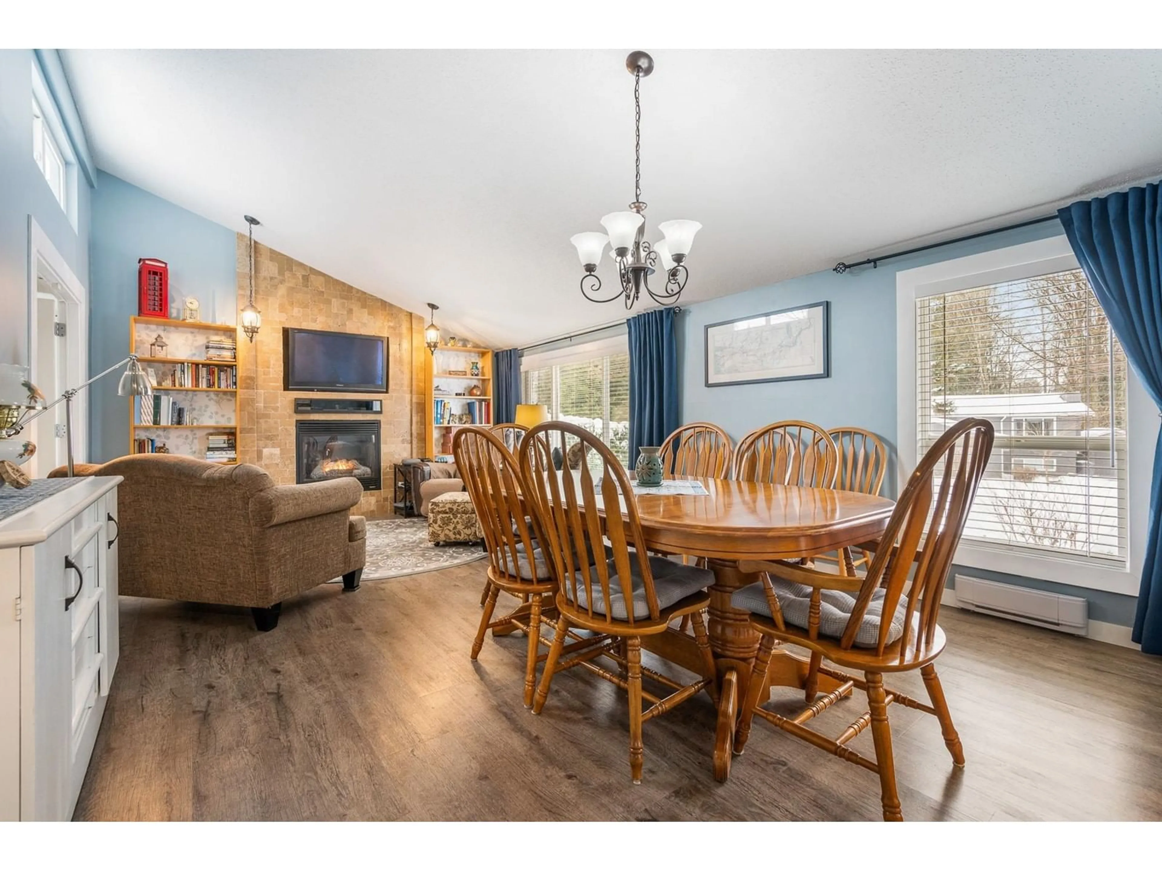 Dining room, wood/laminate floor for 35291 SELKIRK, Abbotsford British Columbia V2S8L1