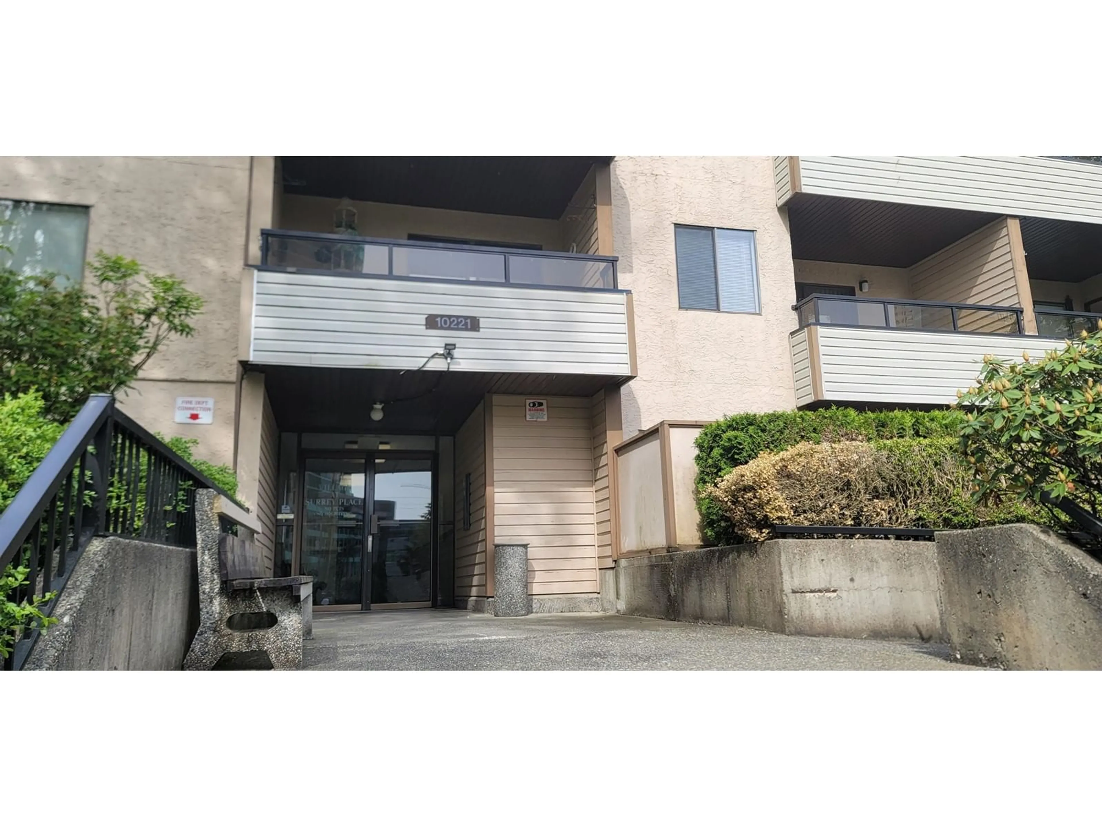 Indoor foyer for 218 - 10221 133A, Surrey British Columbia V3T5J8