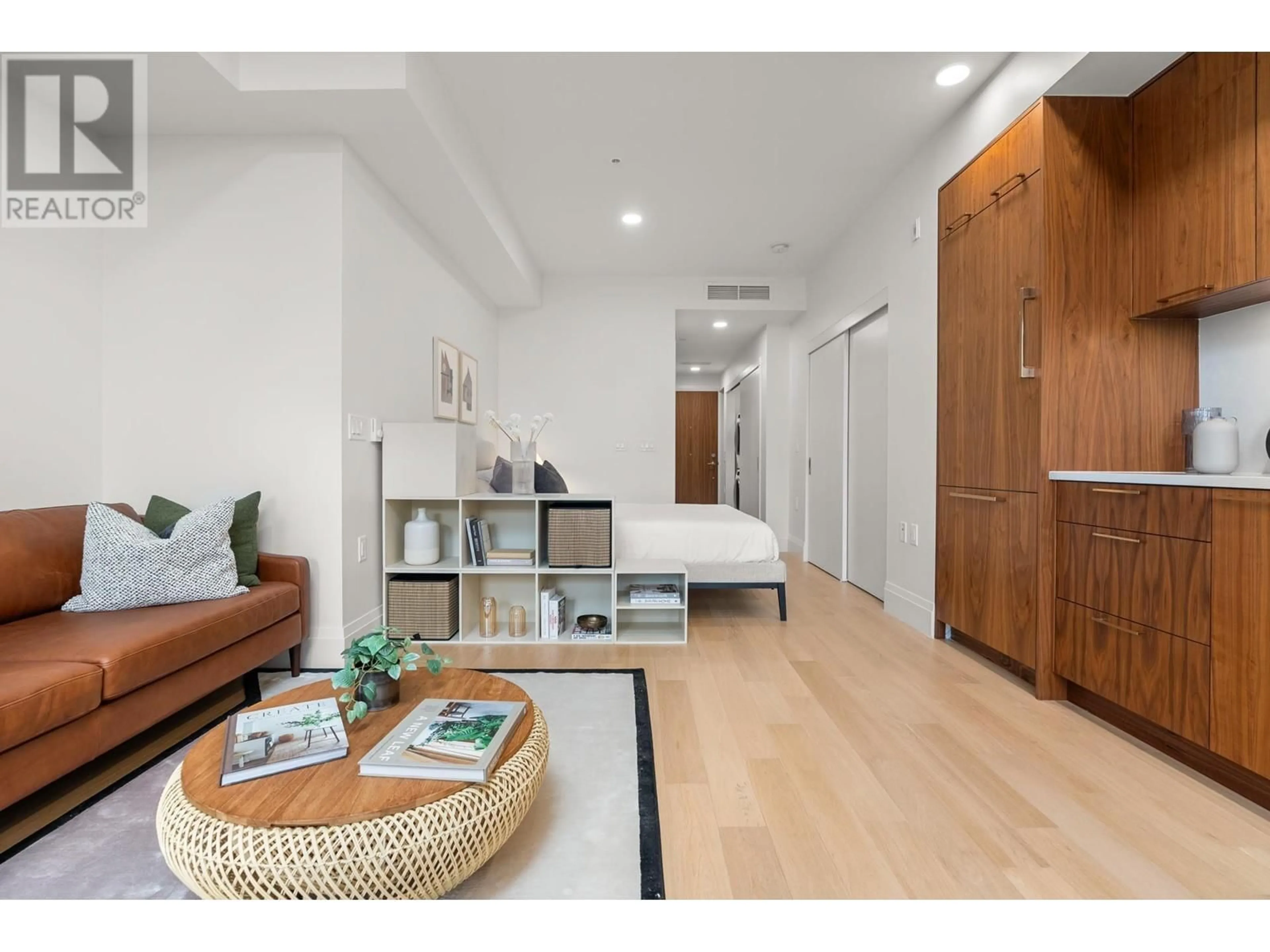 Indoor entryway for 106 - 2550 GARDEN DRIVE, Vancouver British Columbia V5N4X6