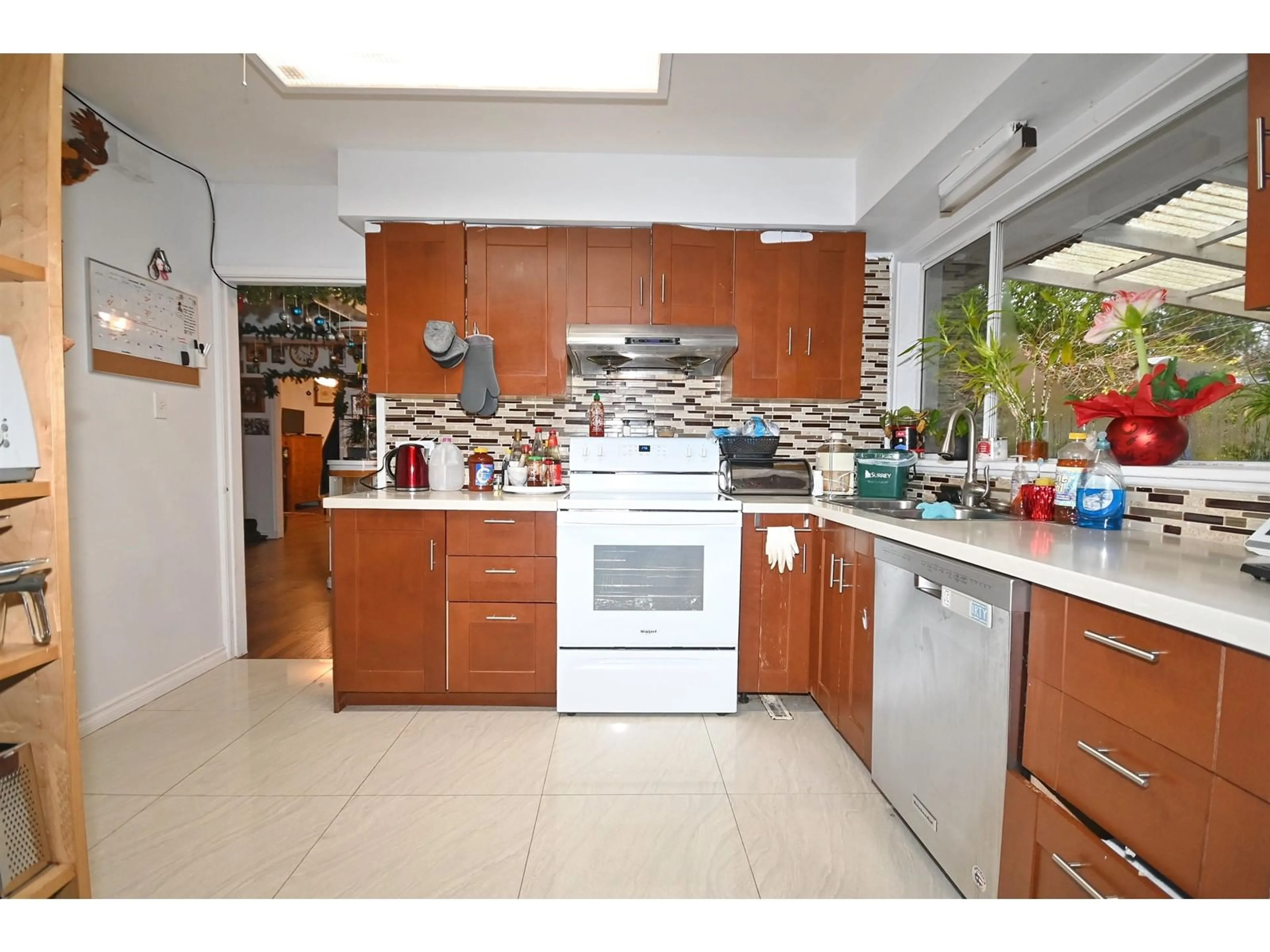 Standard kitchen, ceramic/tile floor for 10618 137A, Surrey British Columbia V3T4J6