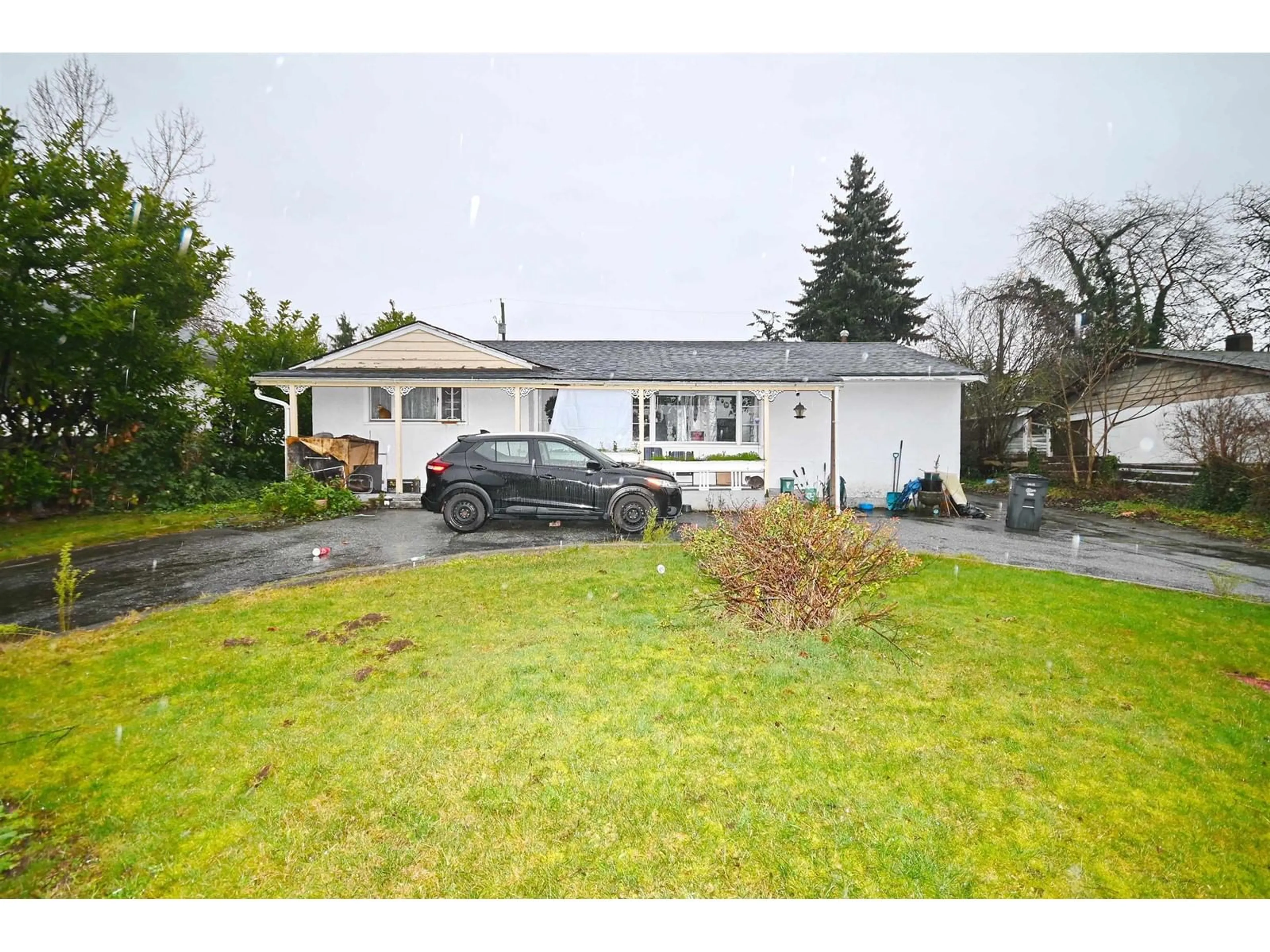 A pic from outside/outdoor area/front of a property/back of a property/a pic from drone, street for 10618 137A, Surrey British Columbia V3T4J6
