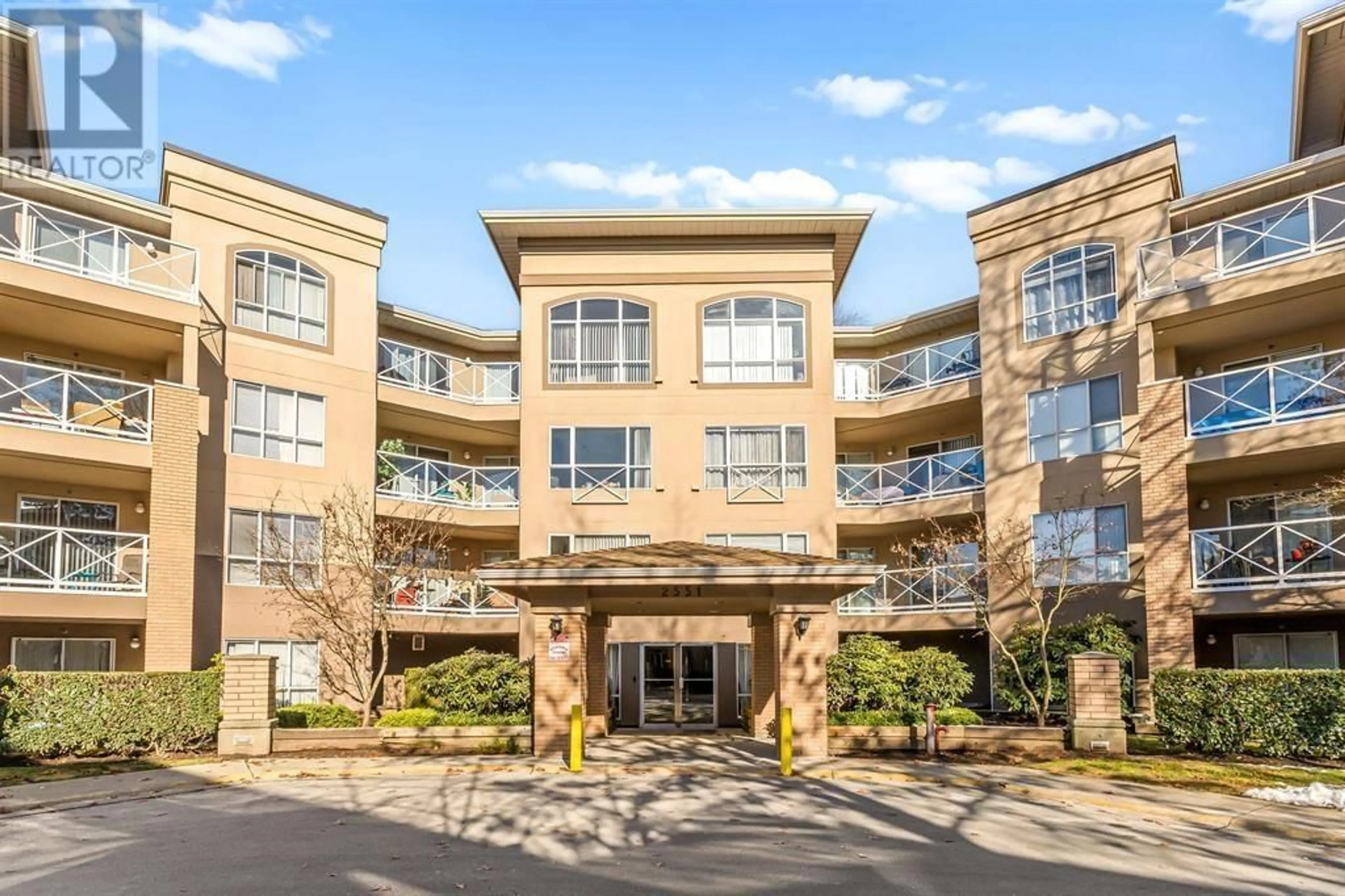 Indoor foyer for 102 - 2551 PARKVIEW LANE, Port Coquitlam British Columbia V3C6J8