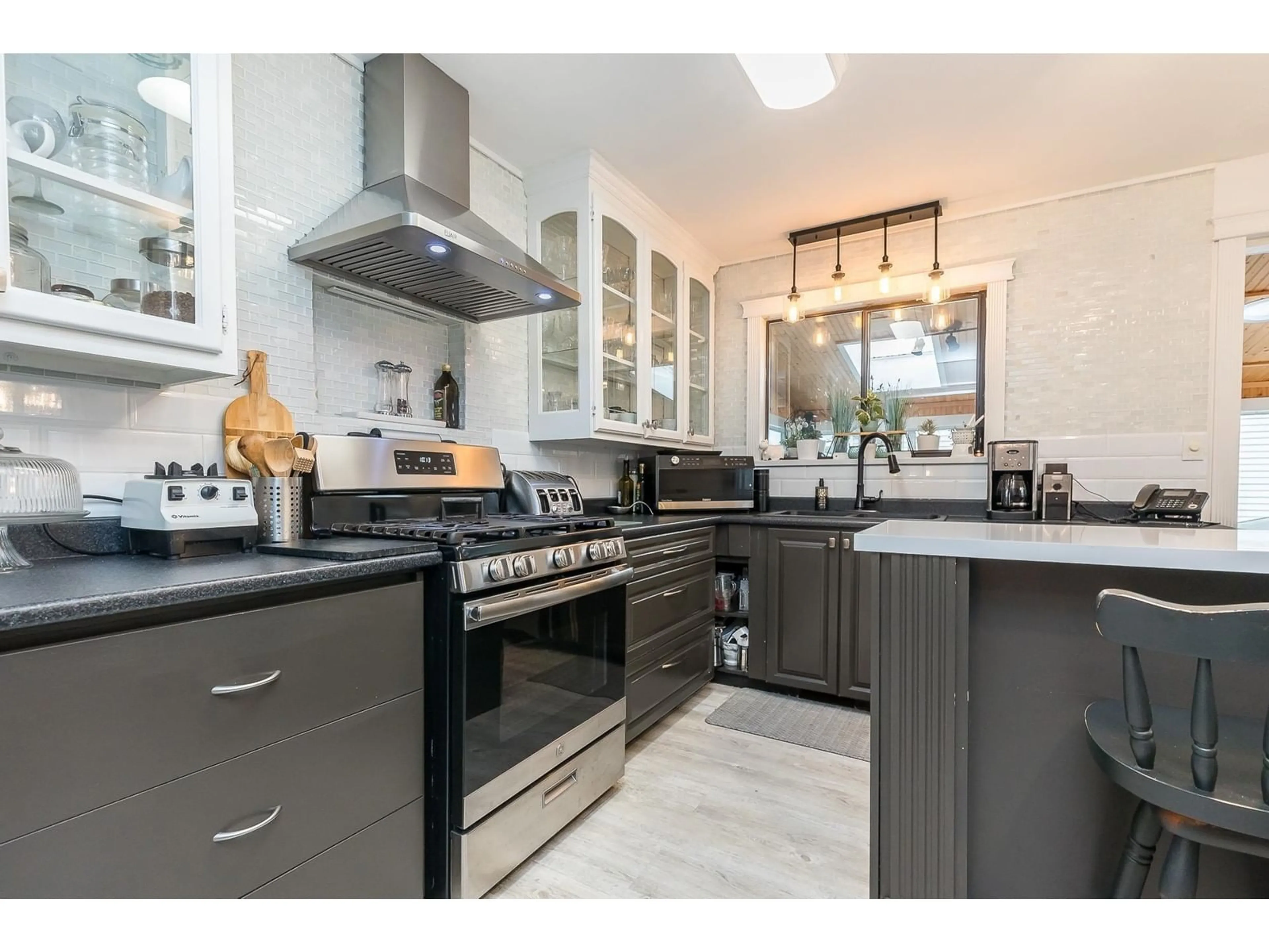 Contemporary kitchen, ceramic/tile floor for 3504 MIERAU, Abbotsford British Columbia V2S6H2