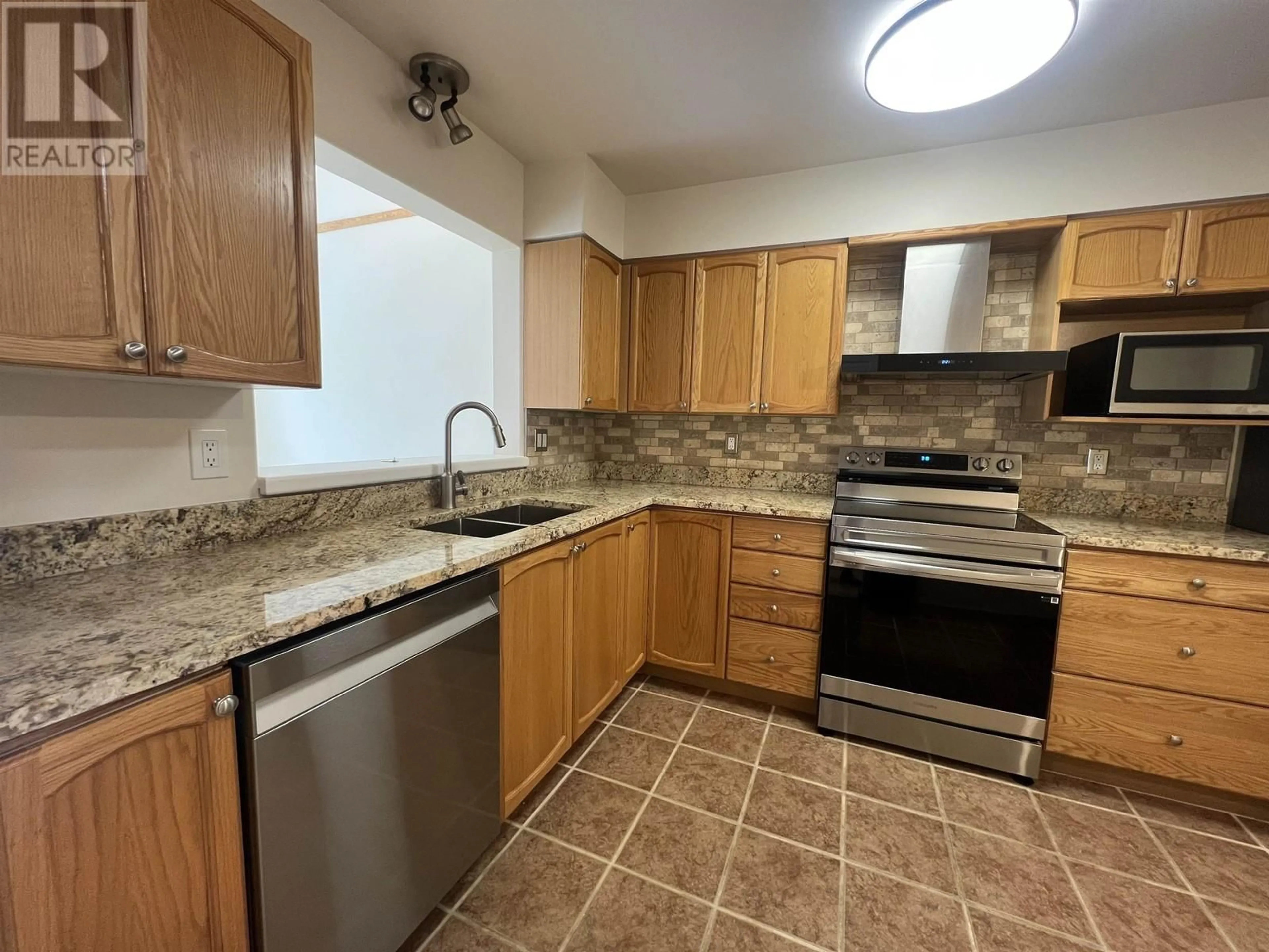 Standard kitchen, unknown for 305 - 1468 PEMBERTON AVENUE, Squamish British Columbia V8B0K2