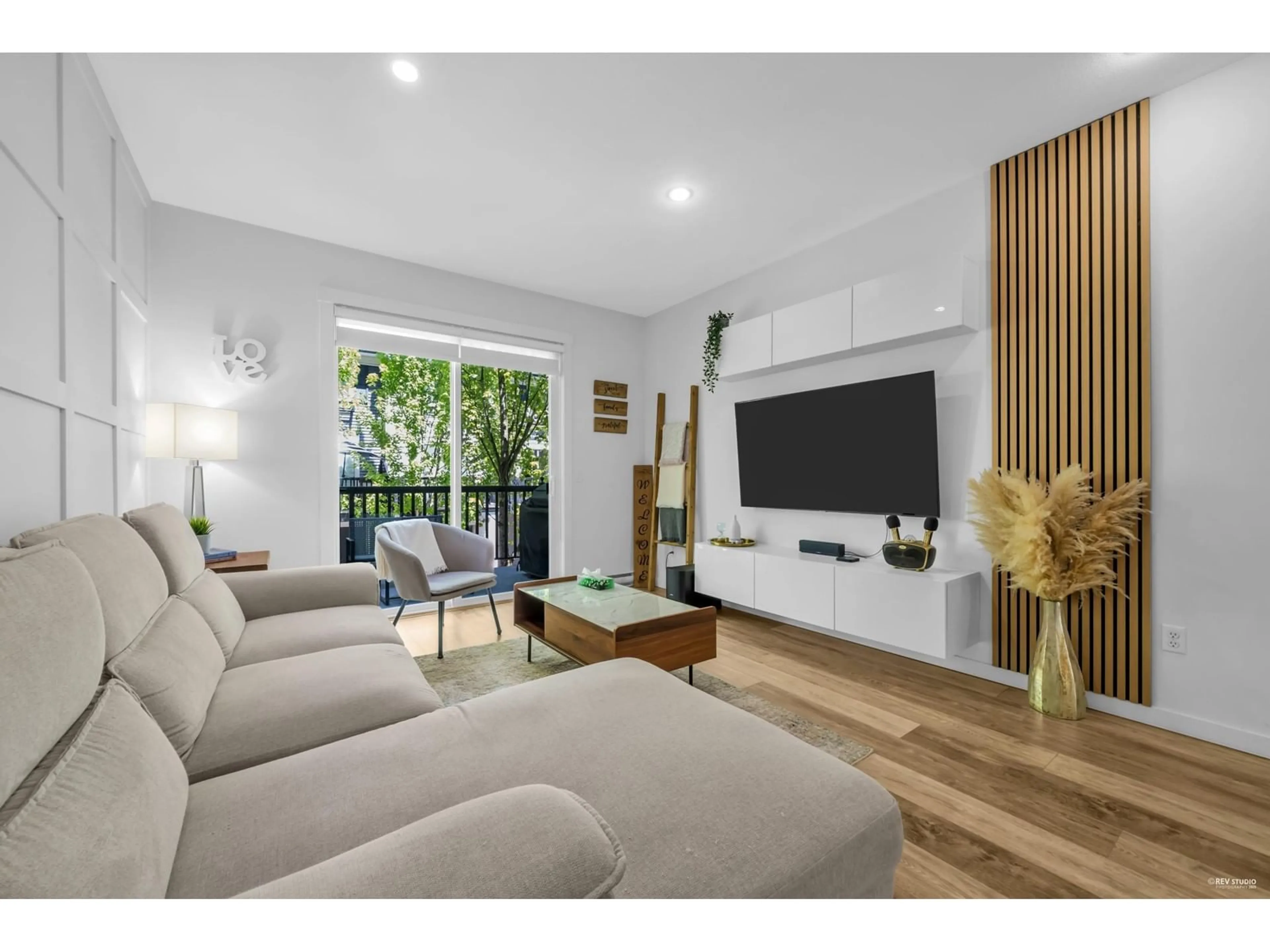 Living room with furniture, wood/laminate floor for 53 - 8767 162, Surrey British Columbia V4N6K7