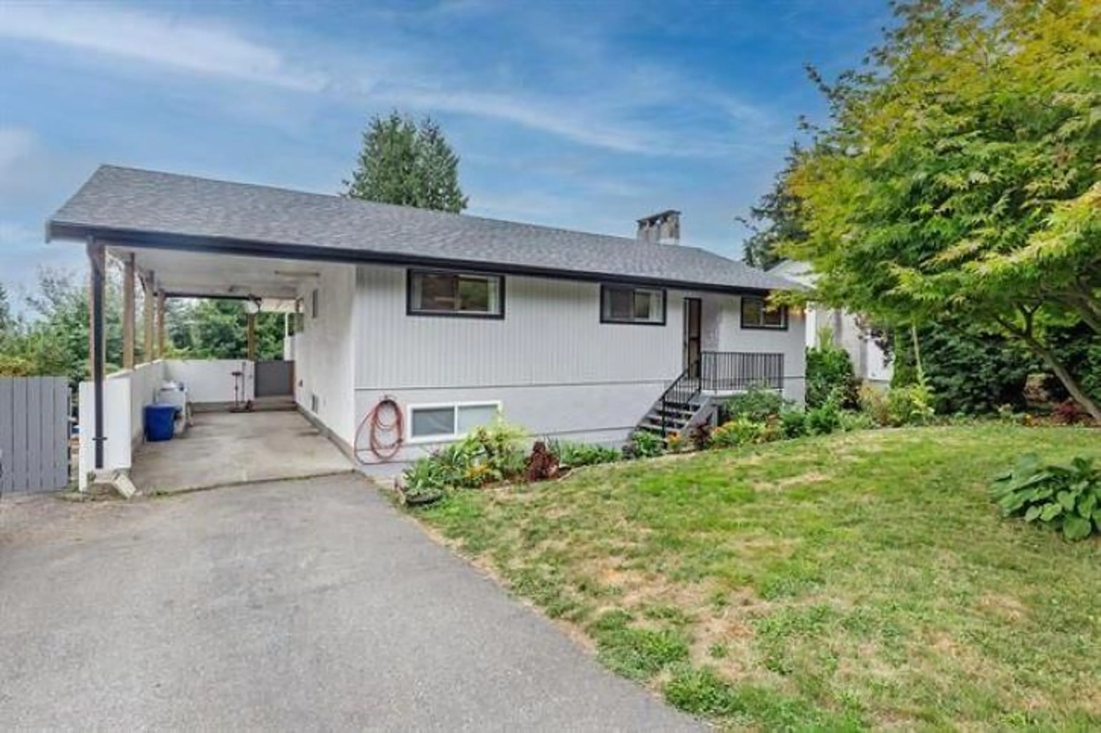 Home with vinyl exterior material, street for 33242 BROWN, Mission British Columbia V2V2R4