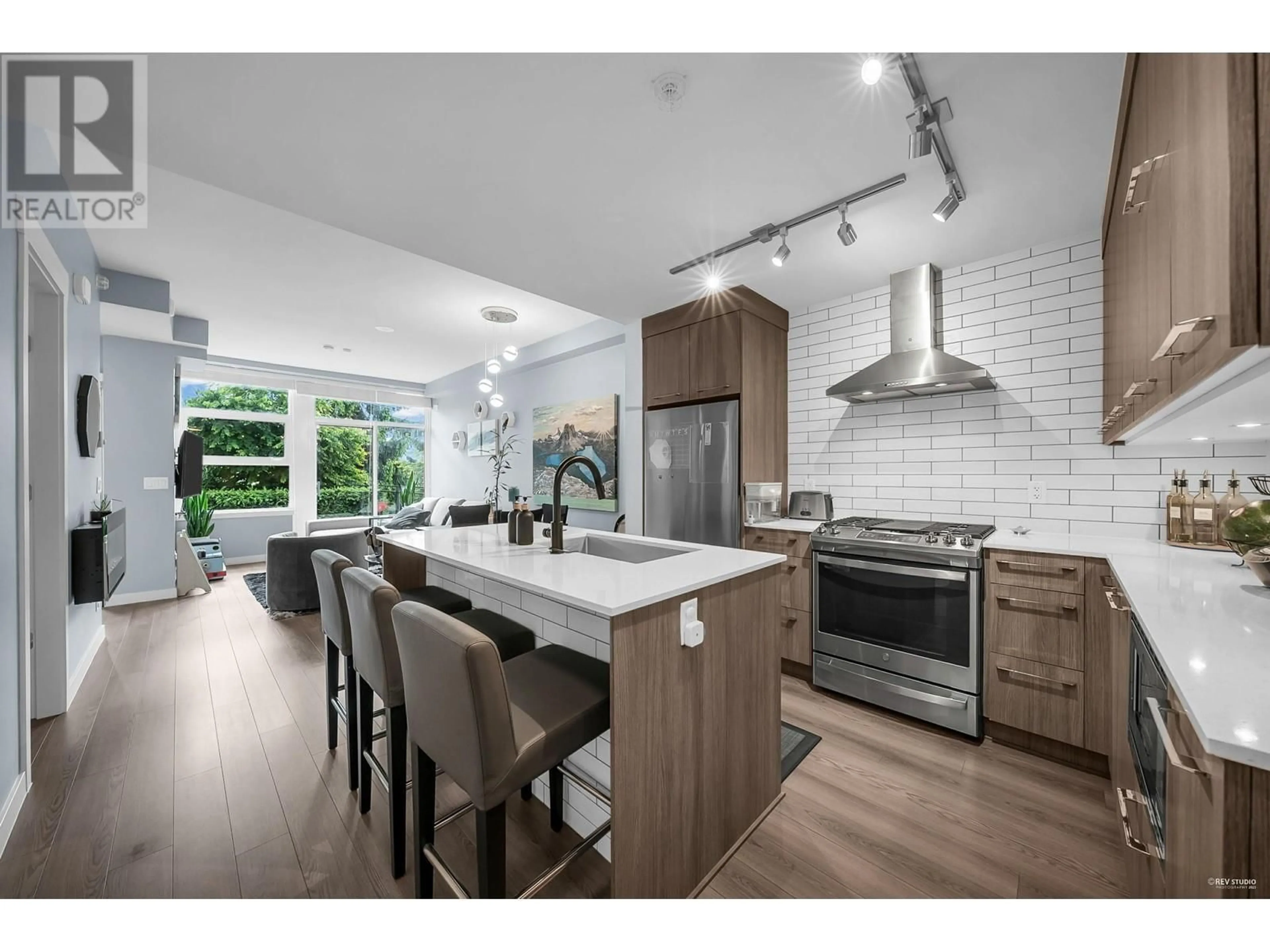 Open concept kitchen, unknown for 1017 QUEBEC STREET, New Westminster British Columbia V3M0M3