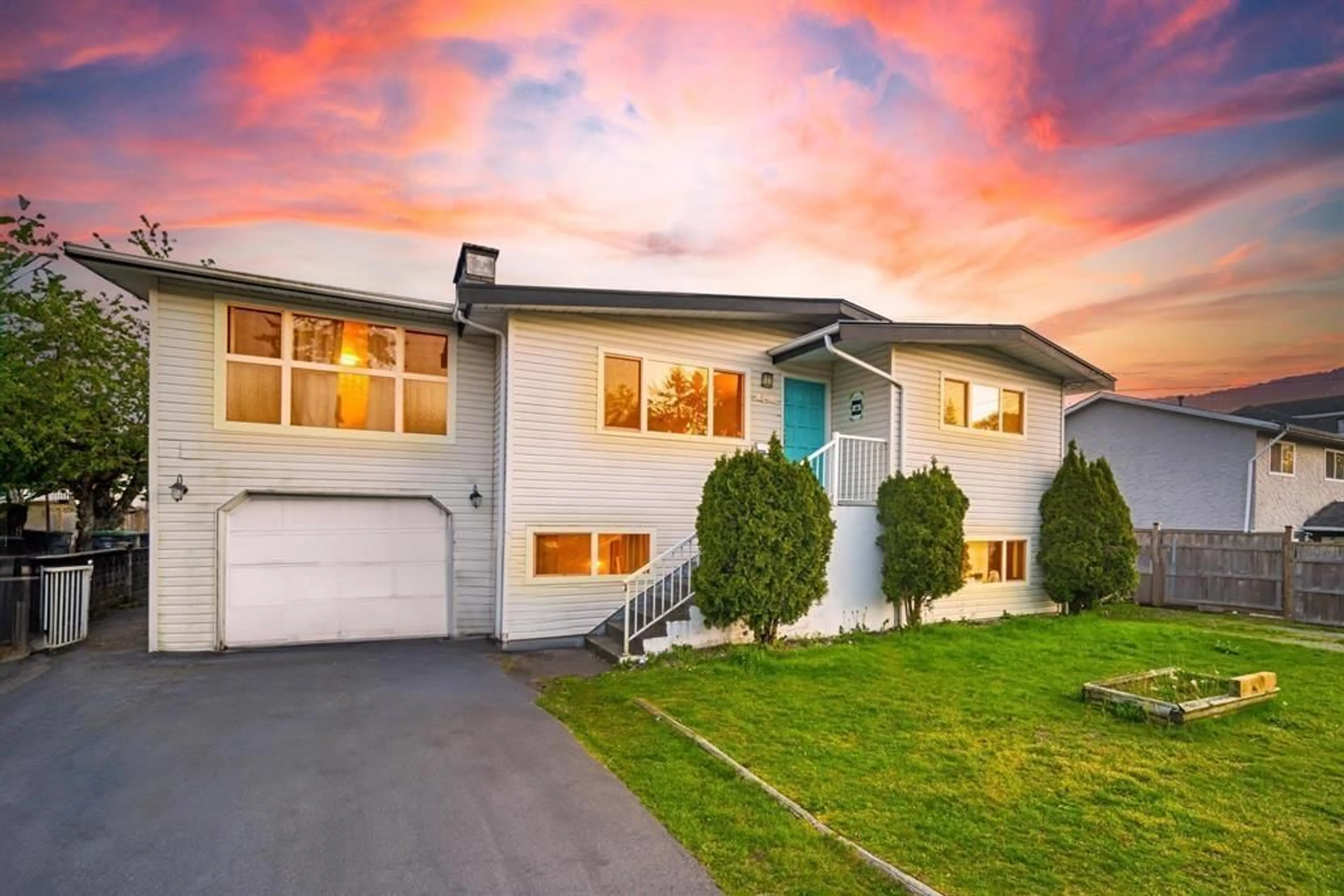 Home with vinyl exterior material, street for 15470 86, Surrey British Columbia V3S2P8