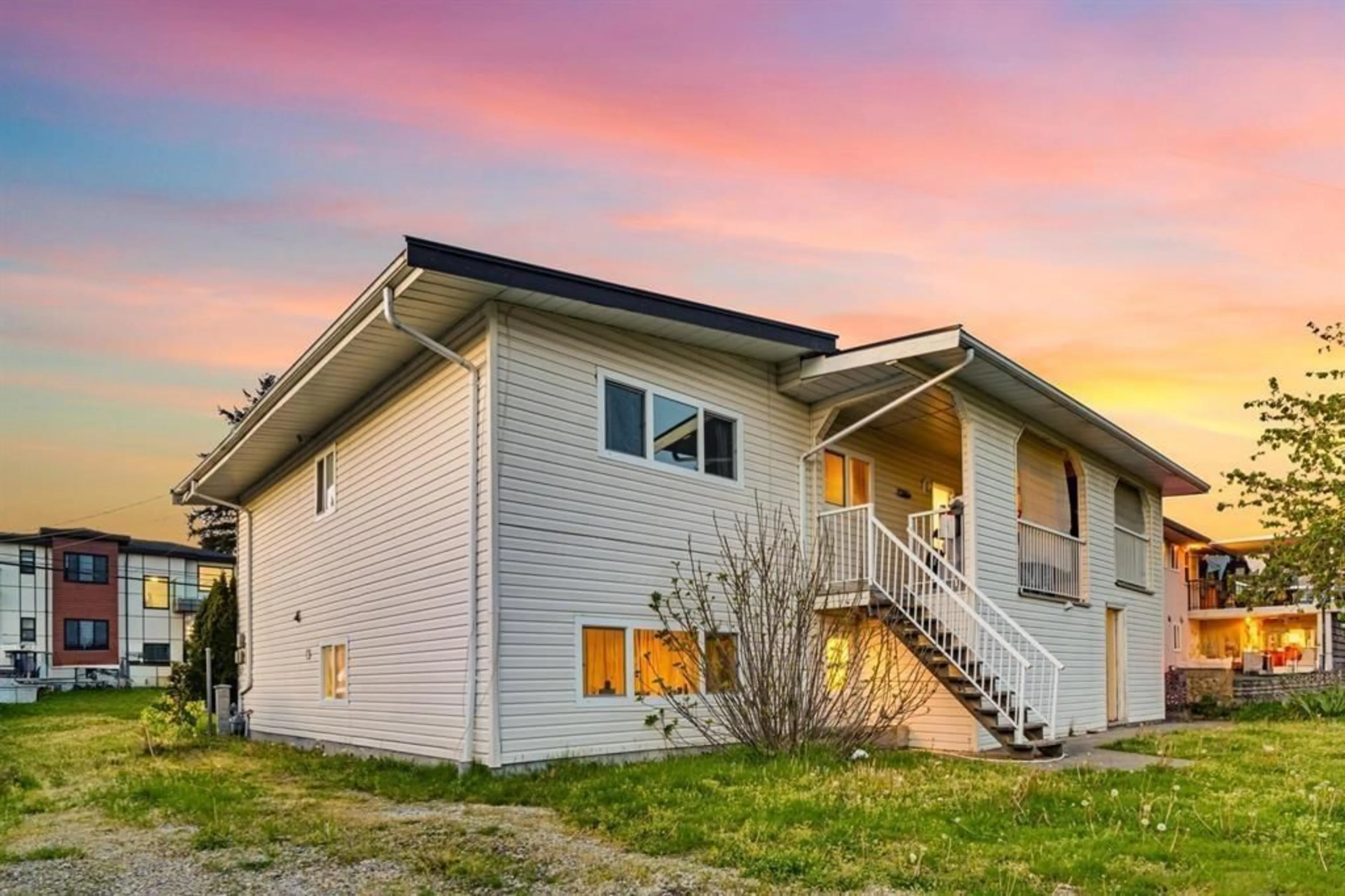 Home with vinyl exterior material, unknown for 15470 86, Surrey British Columbia V3S2P8