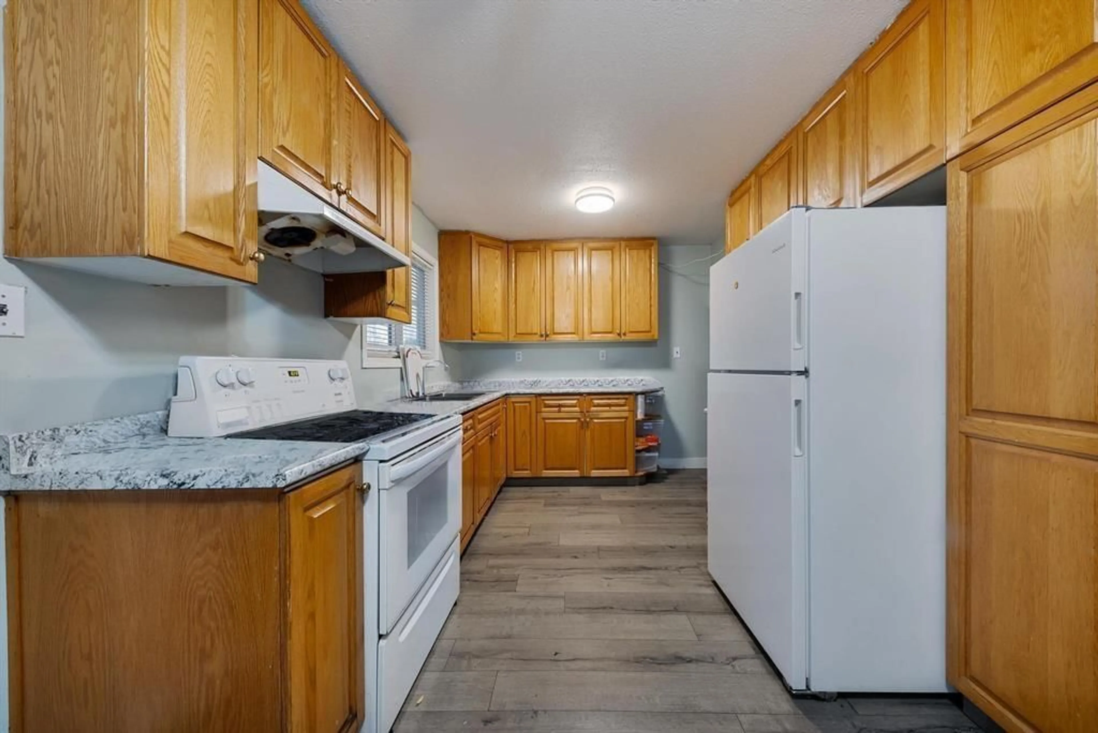 Standard kitchen, unknown for 15470 86, Surrey British Columbia V3S2P8