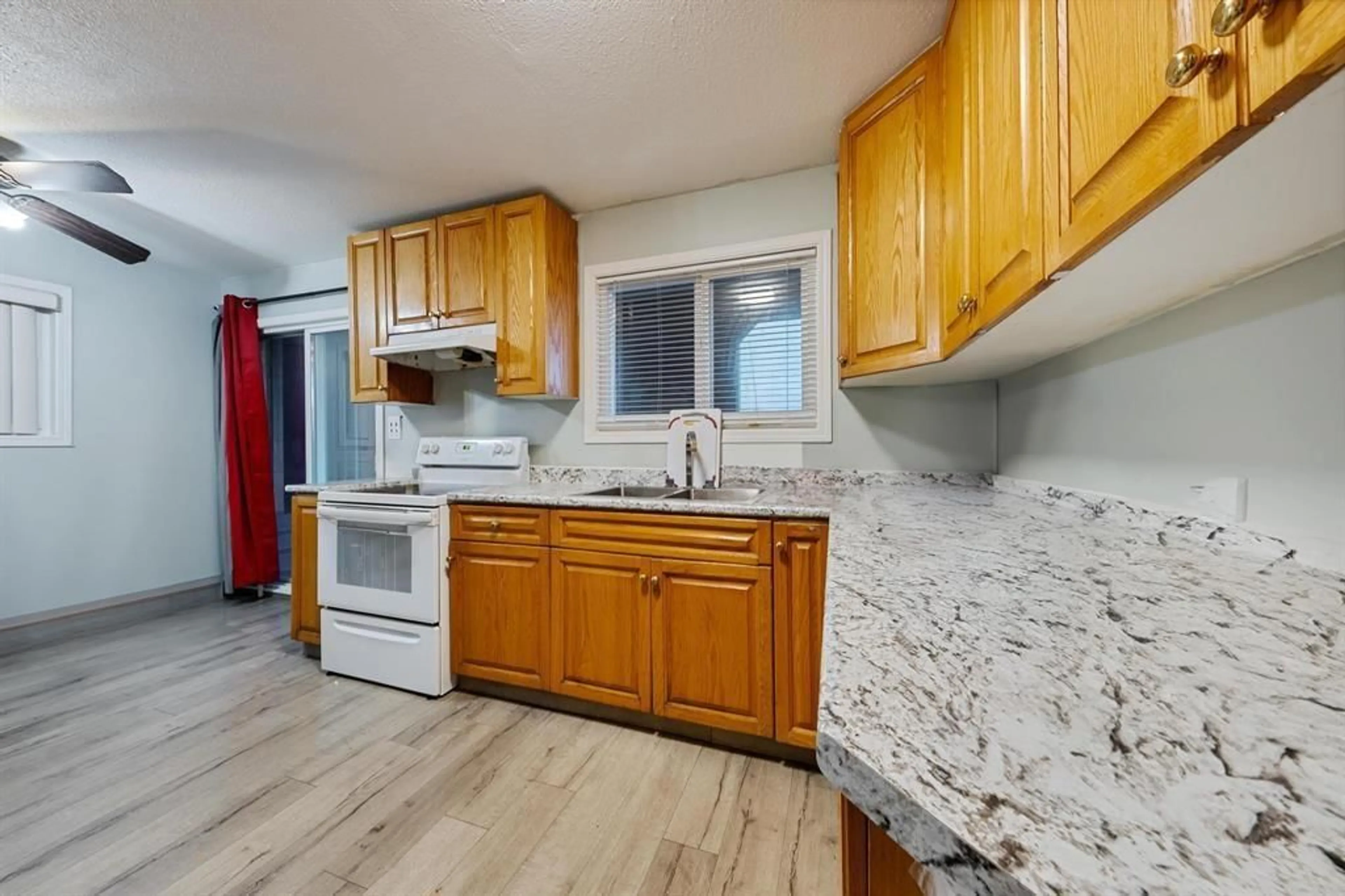 Standard kitchen, unknown for 15470 86, Surrey British Columbia V3S2P8