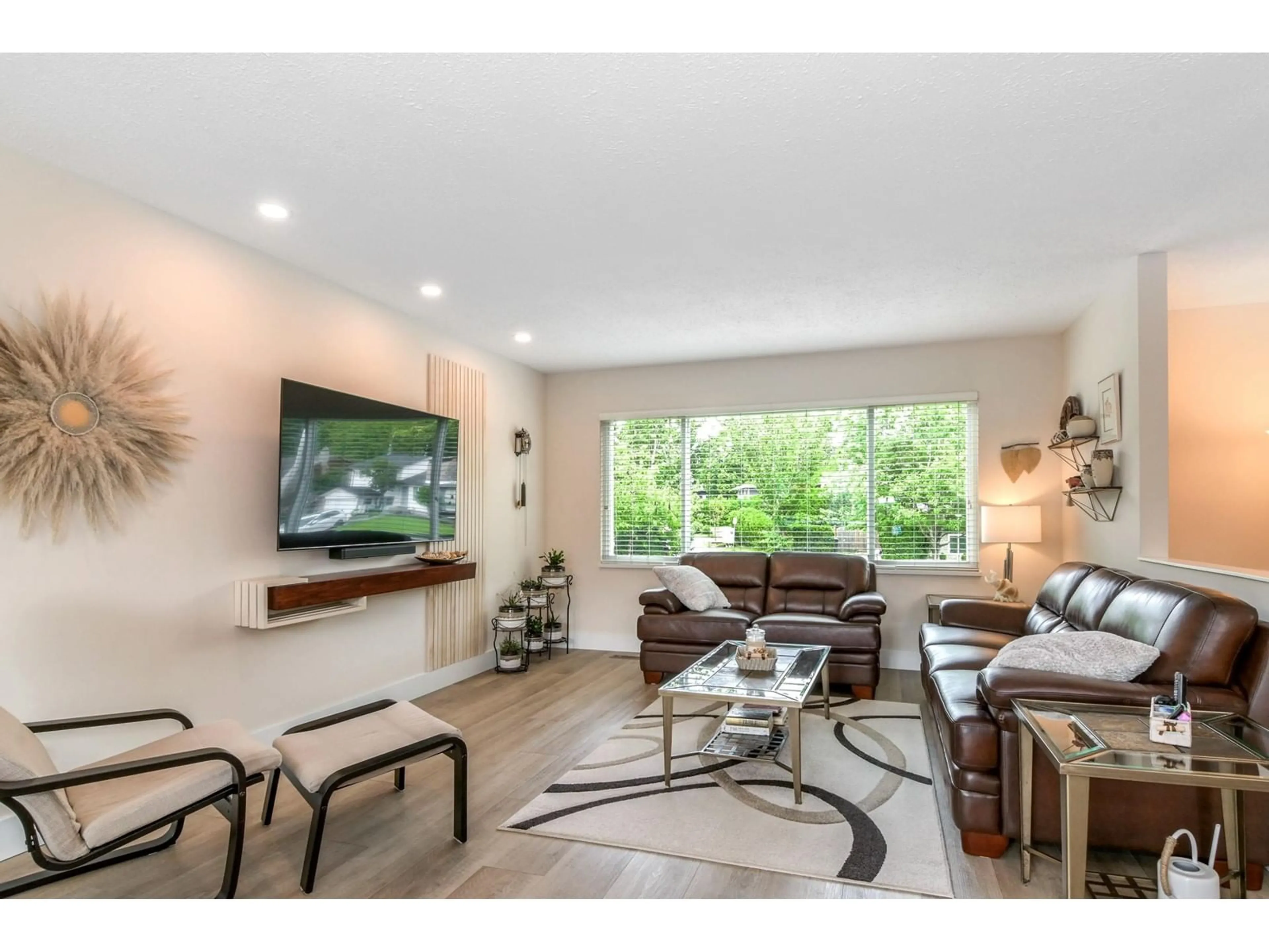 Living room with furniture, wood/laminate floor for 19360 62A, Surrey British Columbia V3S7L6