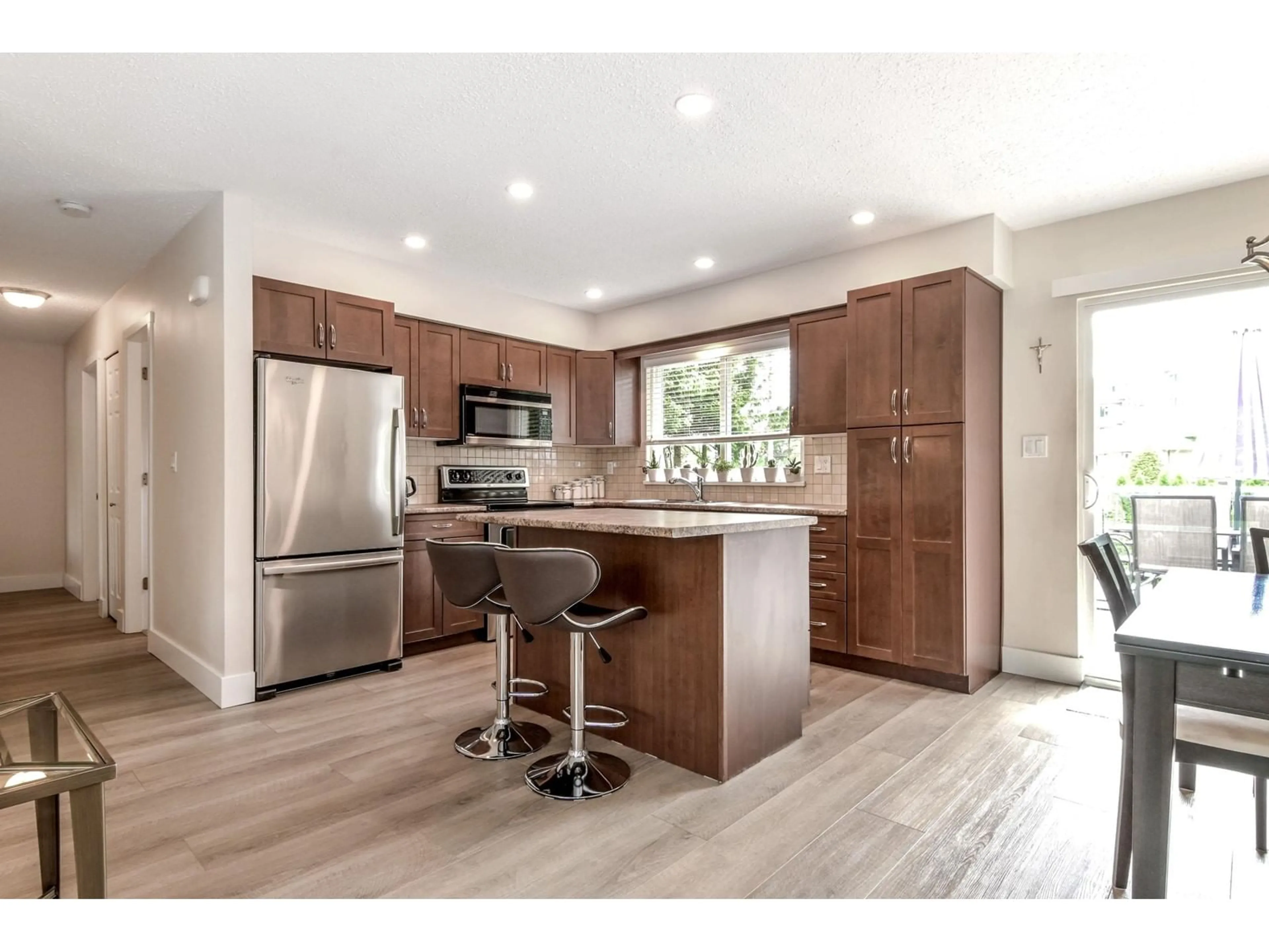 Open concept kitchen, wood/laminate floor for 19360 62A, Surrey British Columbia V3S7L6