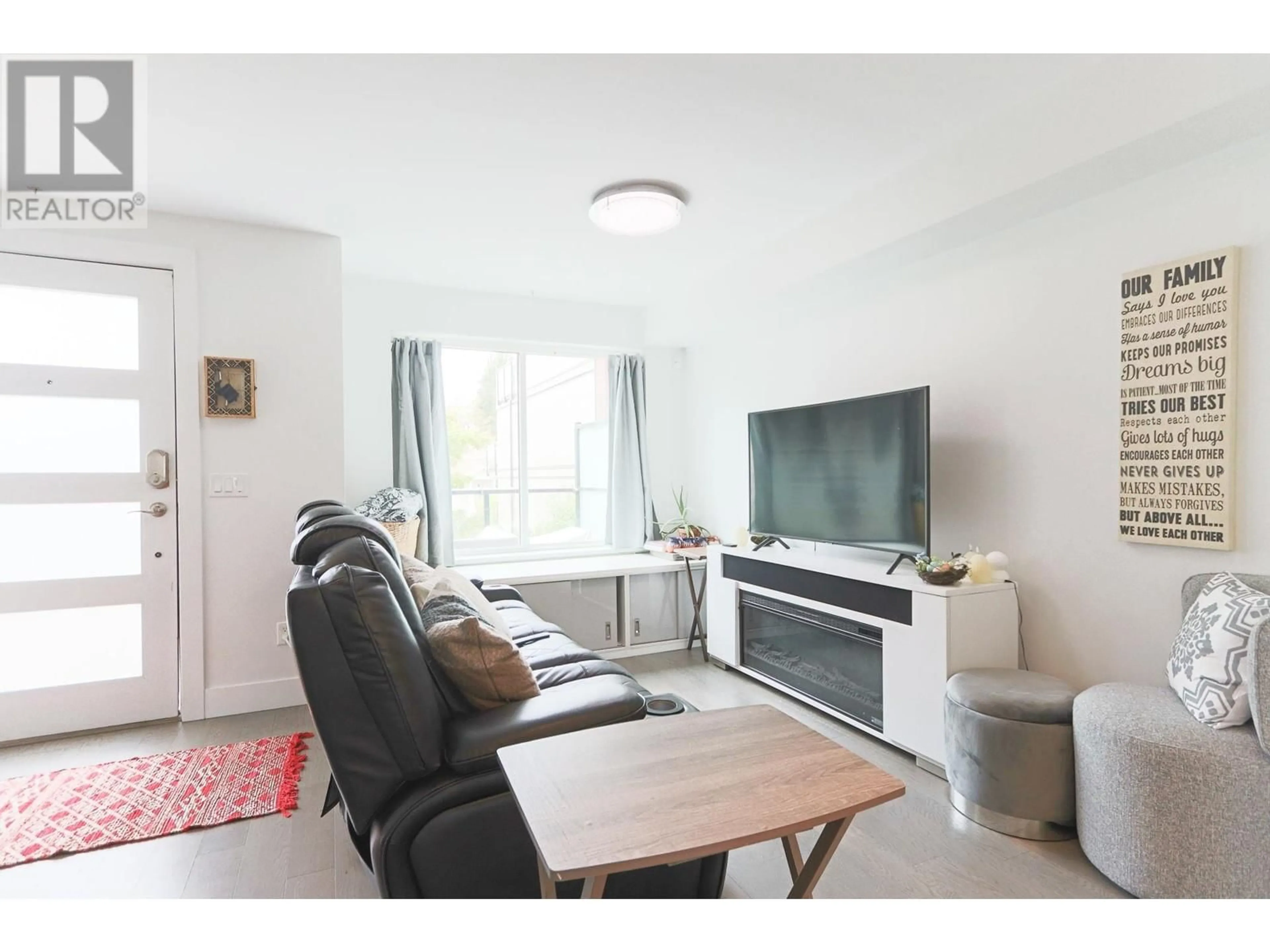 Living room with furniture, unknown for 15 - 2358 WESTERN AVENUE, North Vancouver British Columbia V7M2L3