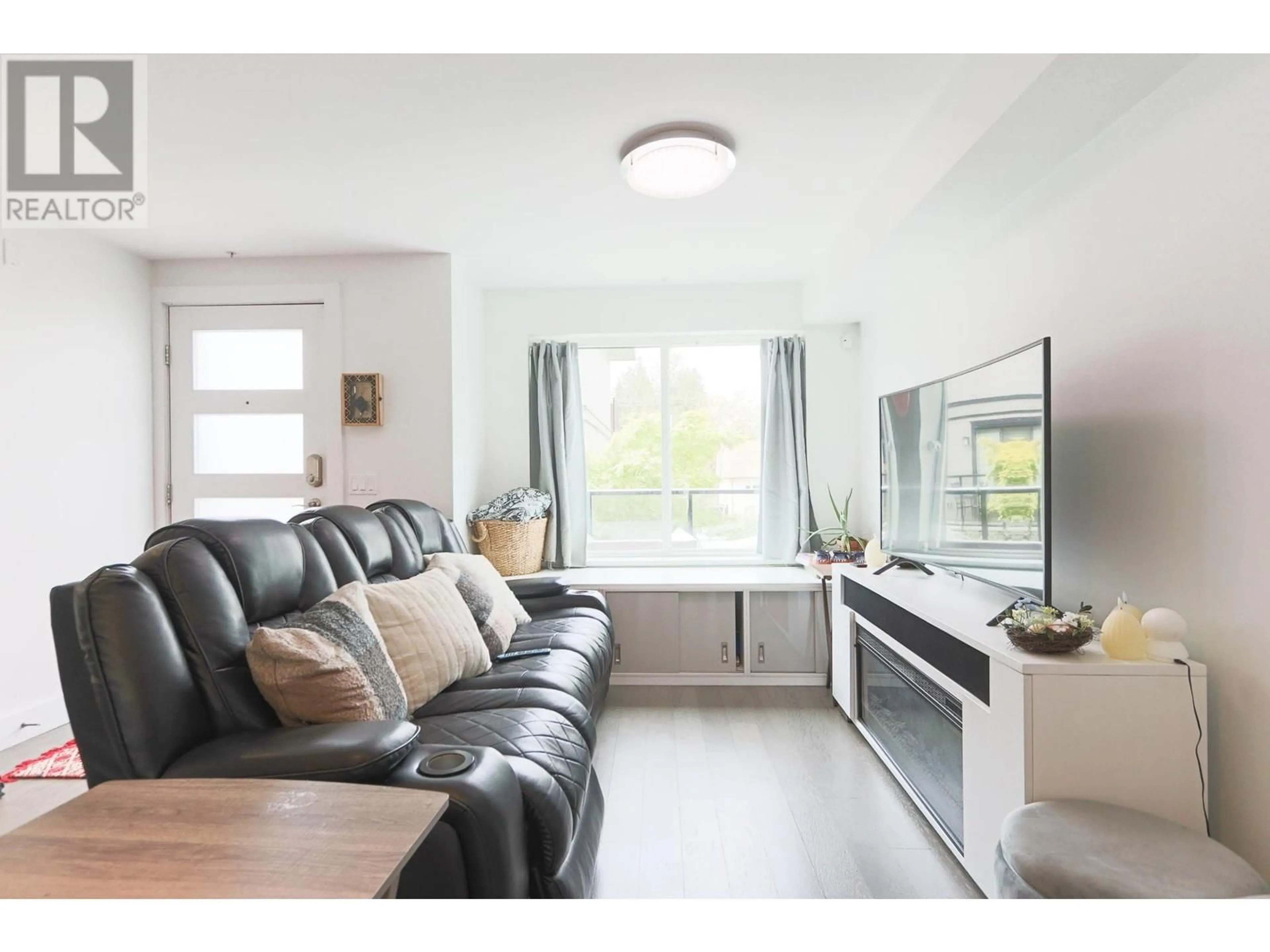 Living room with furniture, wood/laminate floor for 15 - 2358 WESTERN AVENUE, North Vancouver British Columbia V7M2L3
