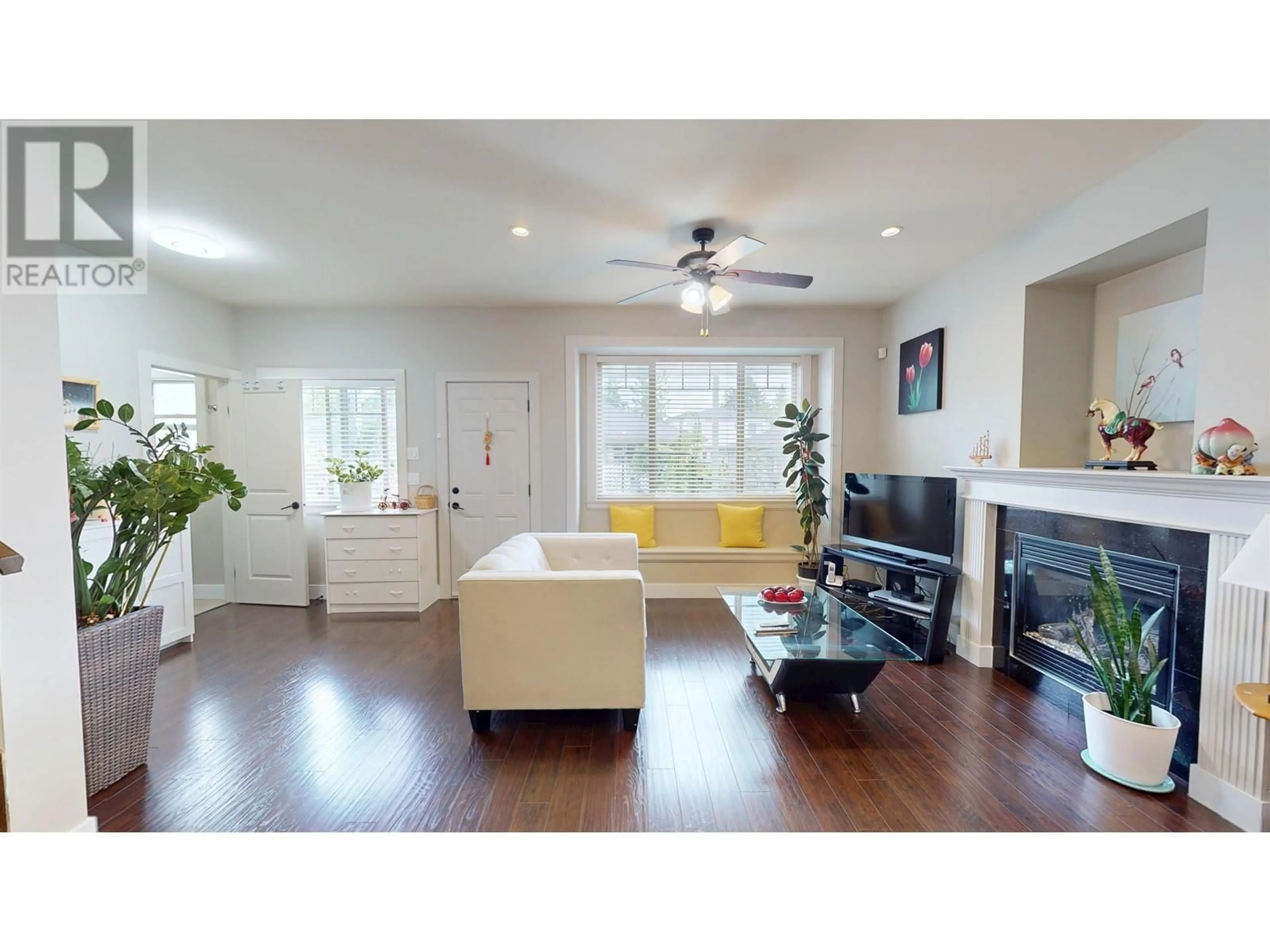 Living room with furniture, wood/laminate floor for 6958 DUNBLANE AVENUE, Burnaby British Columbia V5J4G2