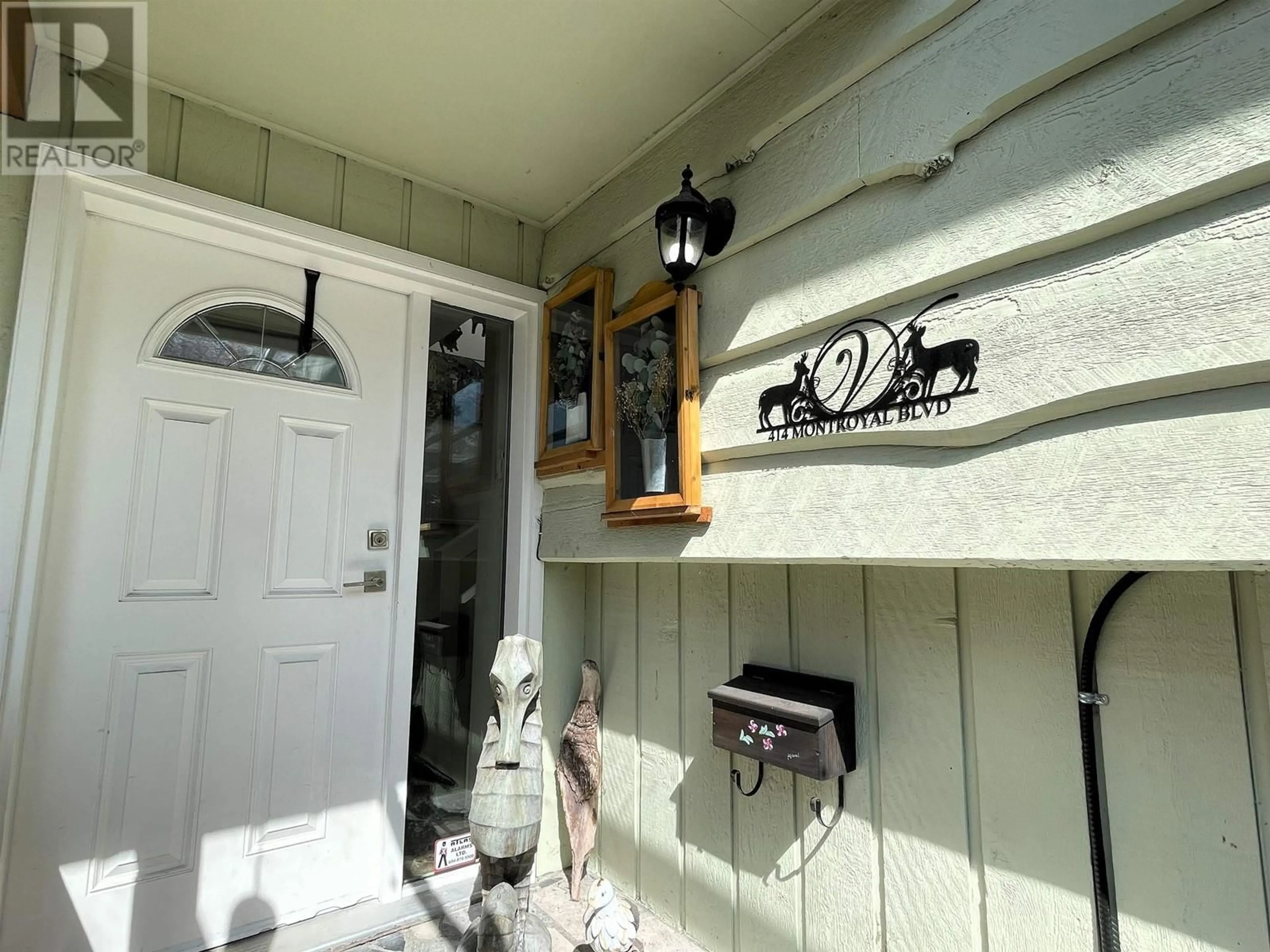 Indoor entryway for 414 MONTROYAL BOULEVARD, North Vancouver British Columbia V7N3E1