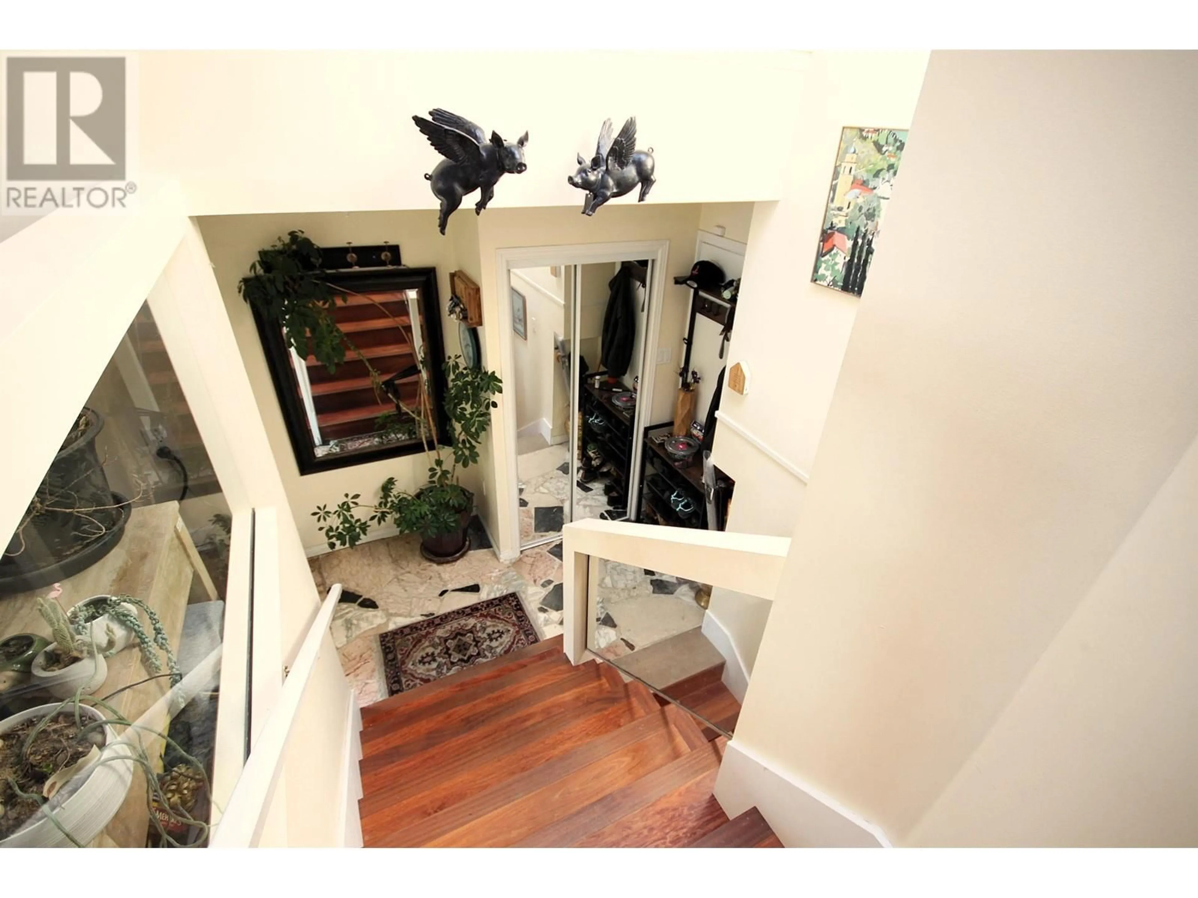 Indoor foyer for 414 MONTROYAL BOULEVARD, North Vancouver British Columbia V7N3E1