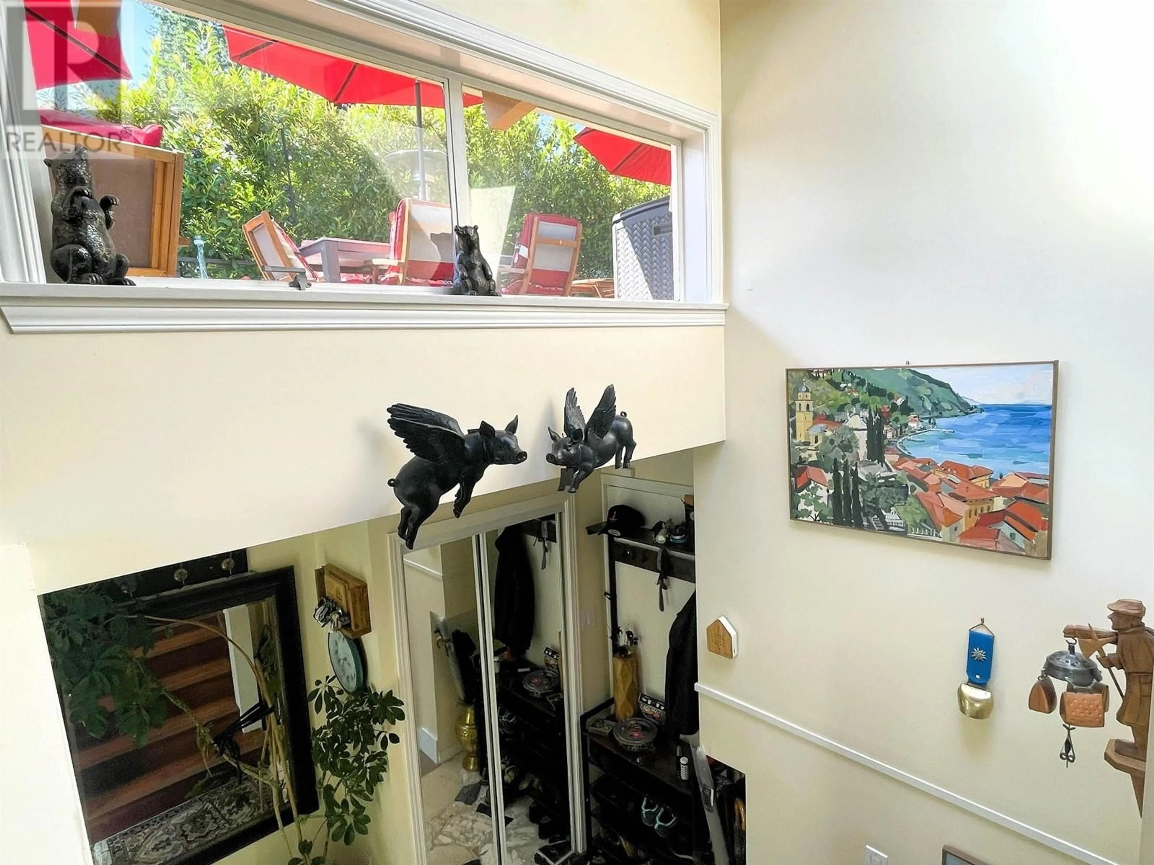 Indoor foyer for 414 MONTROYAL BOULEVARD, North Vancouver British Columbia V7N3E1