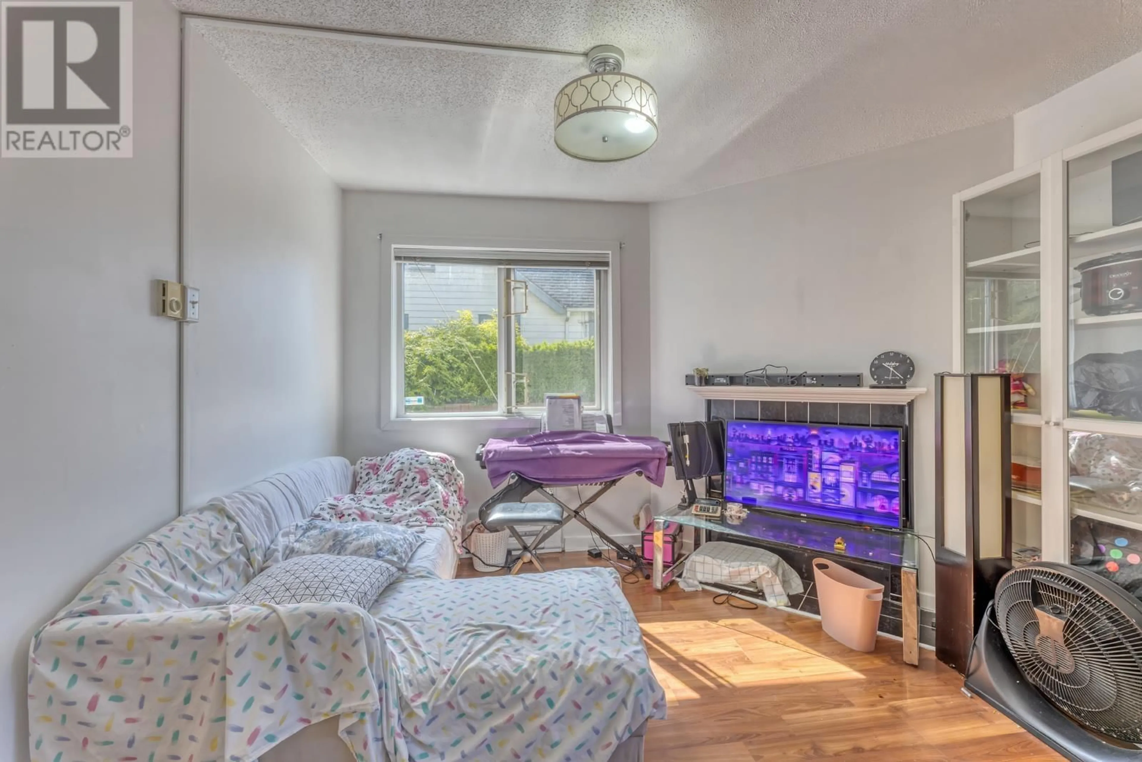 Living room with furniture, unknown for 101 - 620 BLACKFORD STREET, New Westminster British Columbia V3M1R6